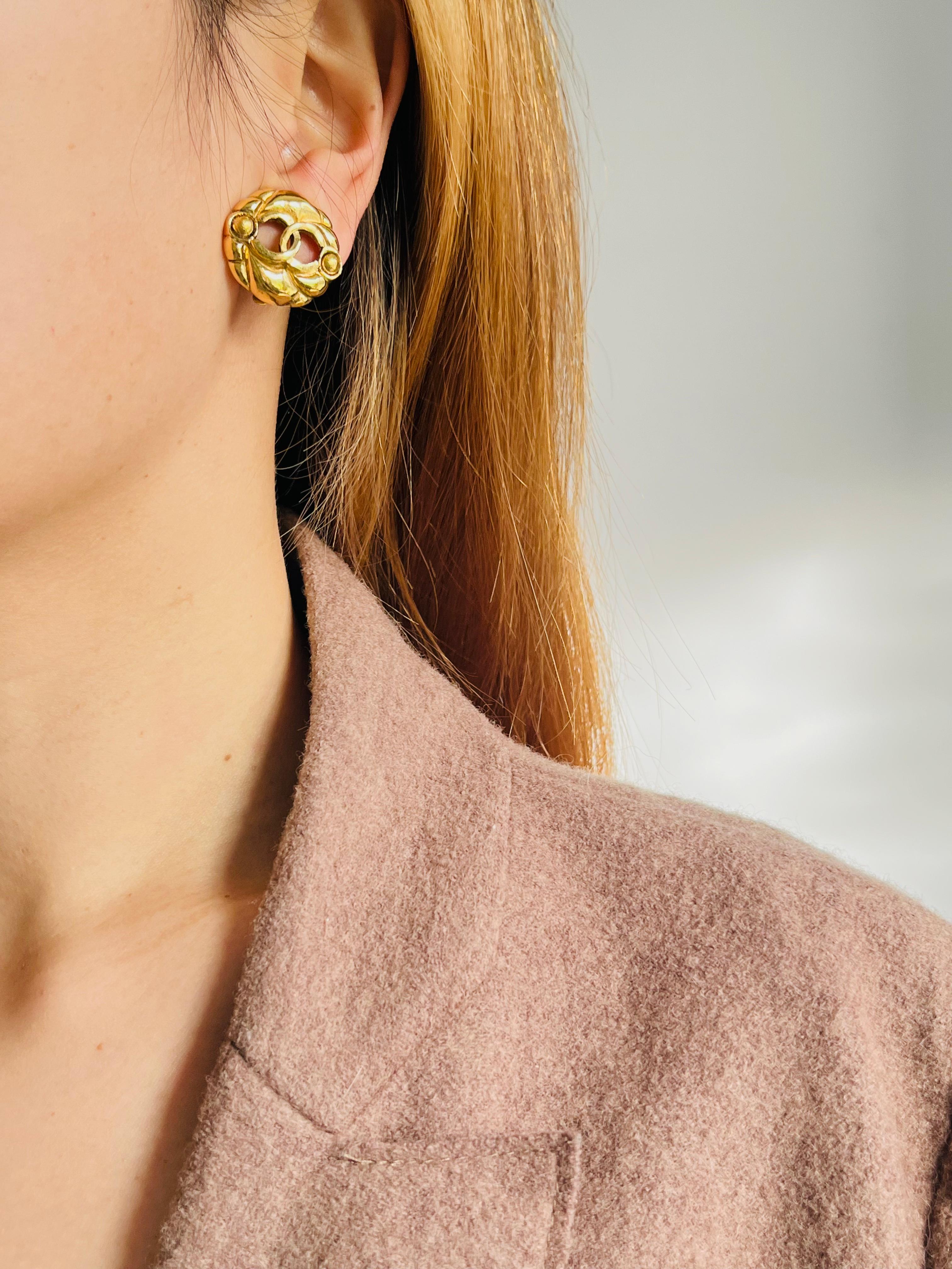 Femenino o masculino Chanel Vintage 1986 Logo CC Coco Calado Círculo Redondo Doble Punto Clip Pendientes en venta