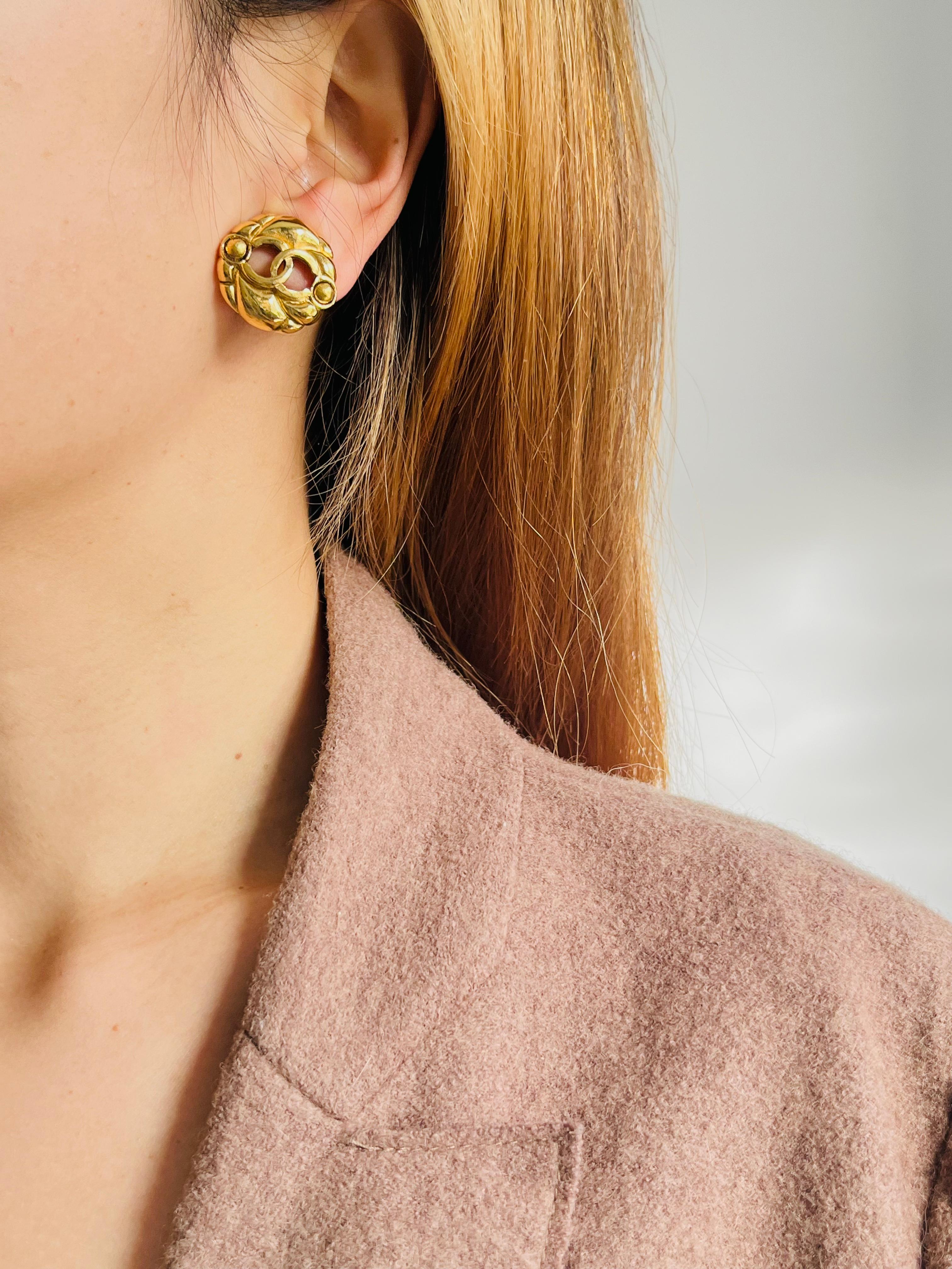 Chanel Vintage 1986 Logo CC Coco Calado Círculo Redondo Doble Punto Clip Pendientes en venta 1