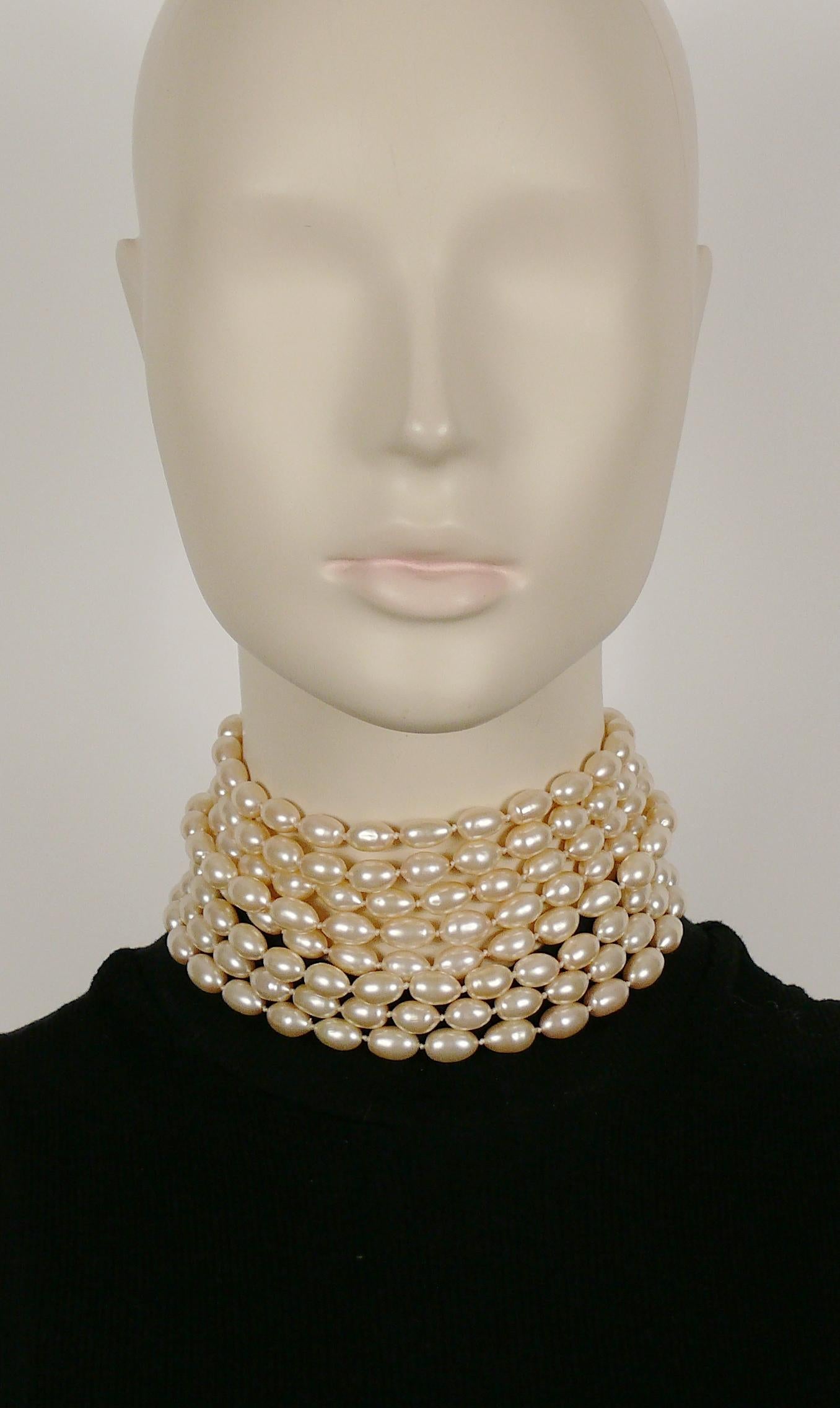 CHANEL vintage classic 8 tiered glass pearl strands choker necklace with gold toned hardware.

Collection year n°23 (1988).

Adjustable hook closure.

Embossed CHANEL 2 3 Made in France.

Indicative measurements : adjustable length from approx. 32