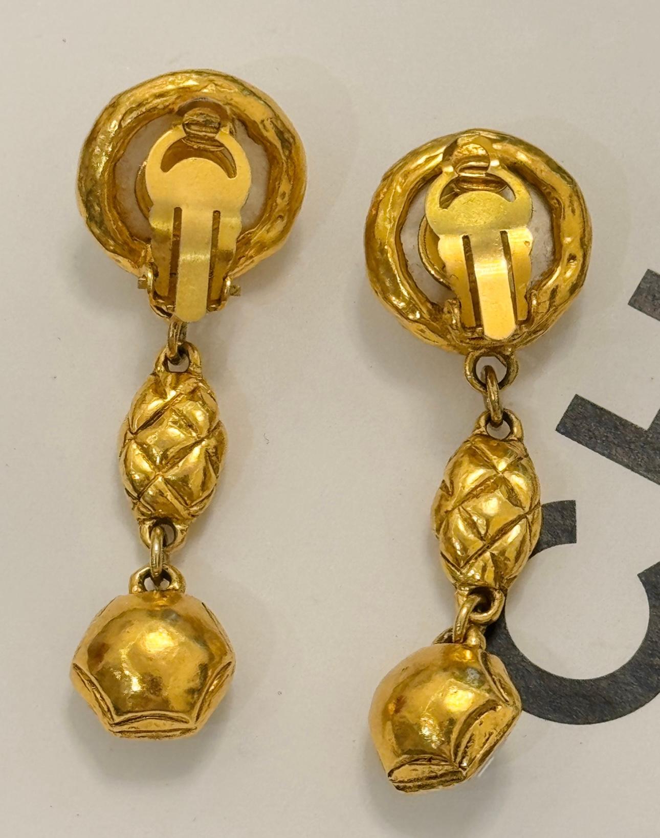 Chanel Herbst Winter 1988 Ohrringe mit Clip, 24k vergoldet.
