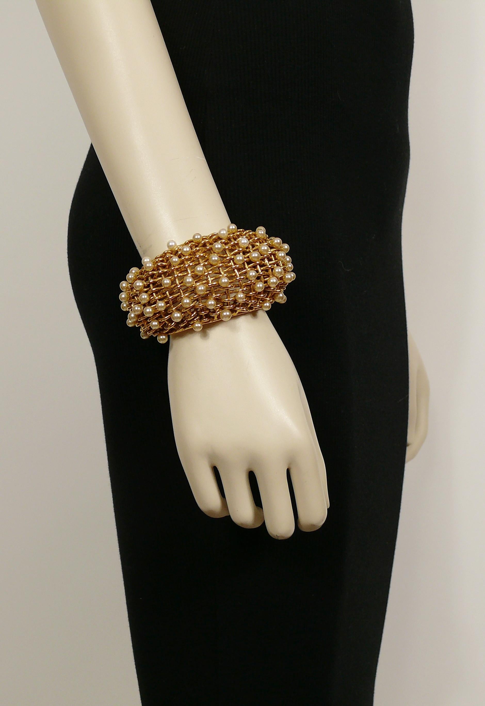 CHANEL vintage gold tone braided design wide cuff bracelet embellished with faux pearls of various sizes.

Collection year n°23 (1988).

Embossed CHANEL 2 3 Made in France.

Indicative measurements : inner measurements approx. 5.2 cm x 4.5 cm (2.05