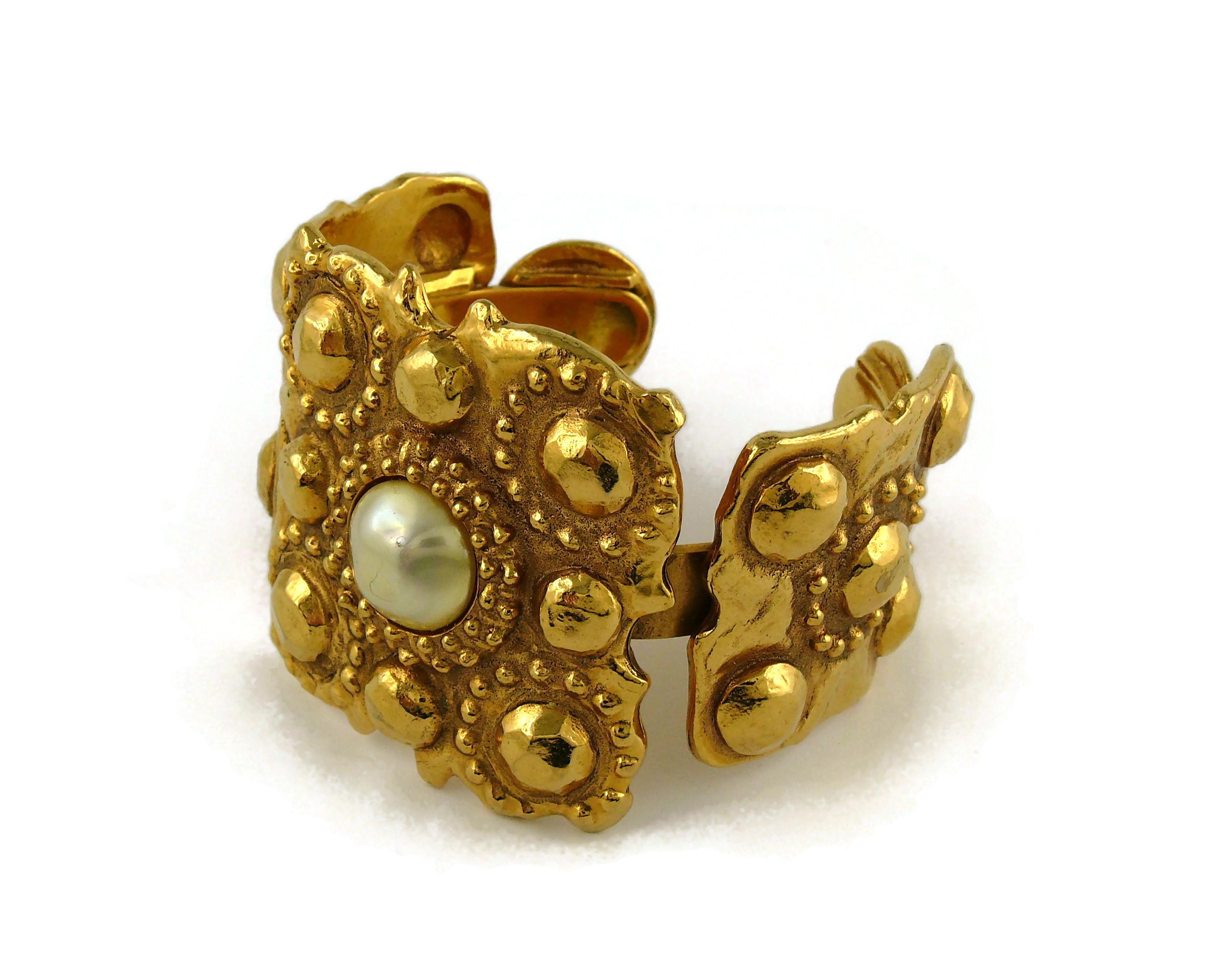 Chanel Vintage 1988 Gold Toned Byzantine Pearl Cuff Bracelet In Good Condition In Nice, FR