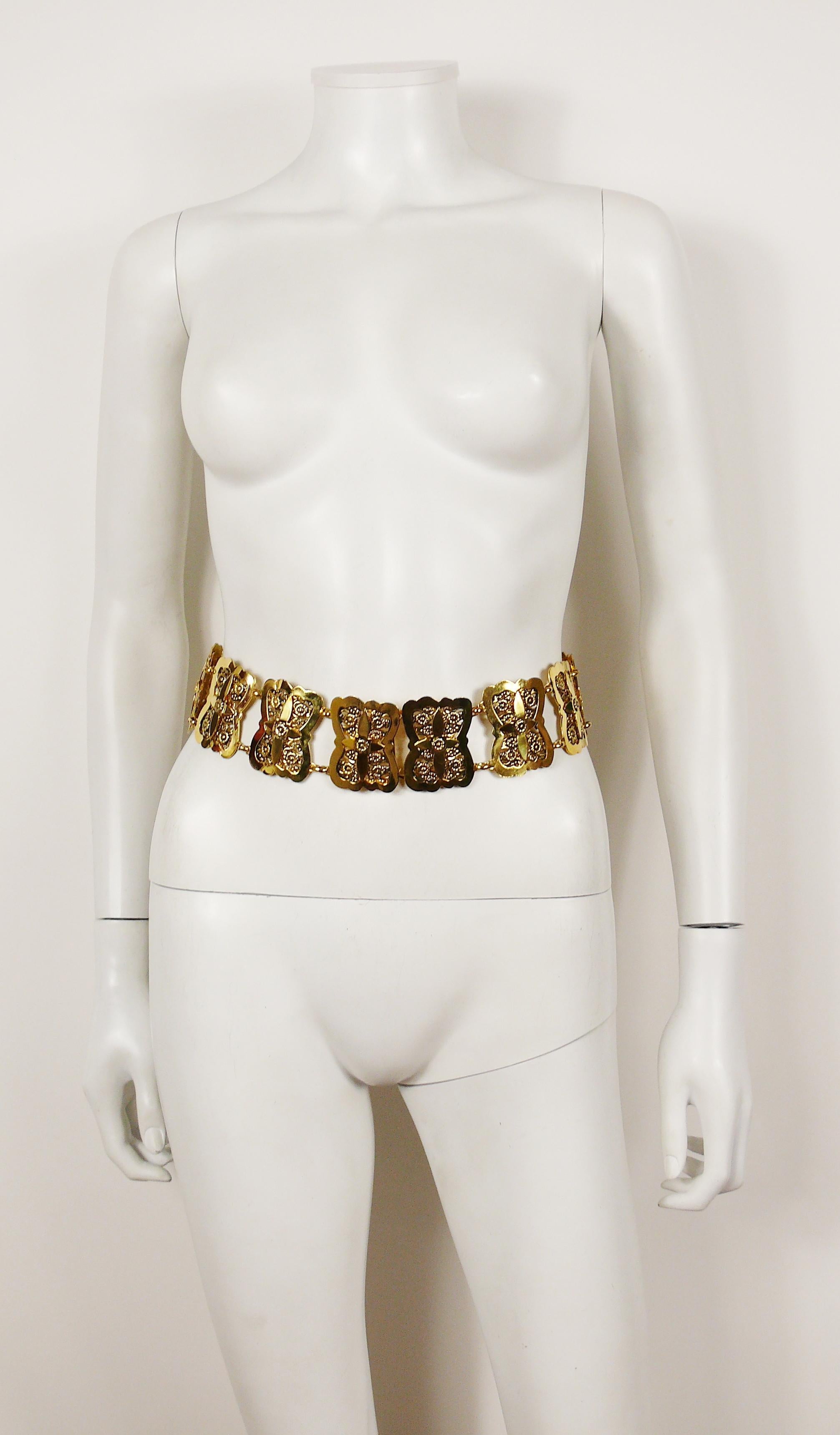 CHANEL vintage amazing antiqued gold tone filigree belt featuring iconic camelia design links.

Collection season 23 (1988).

Hook clasp.

Marked CHANEL 2 3 MADE IN FRANCE.
Private sale 