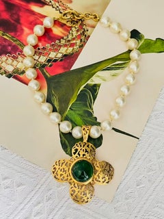 Chanel Vintage 1988 Gripoix Emerald Maltese Large White Pearls Chunky Necklace