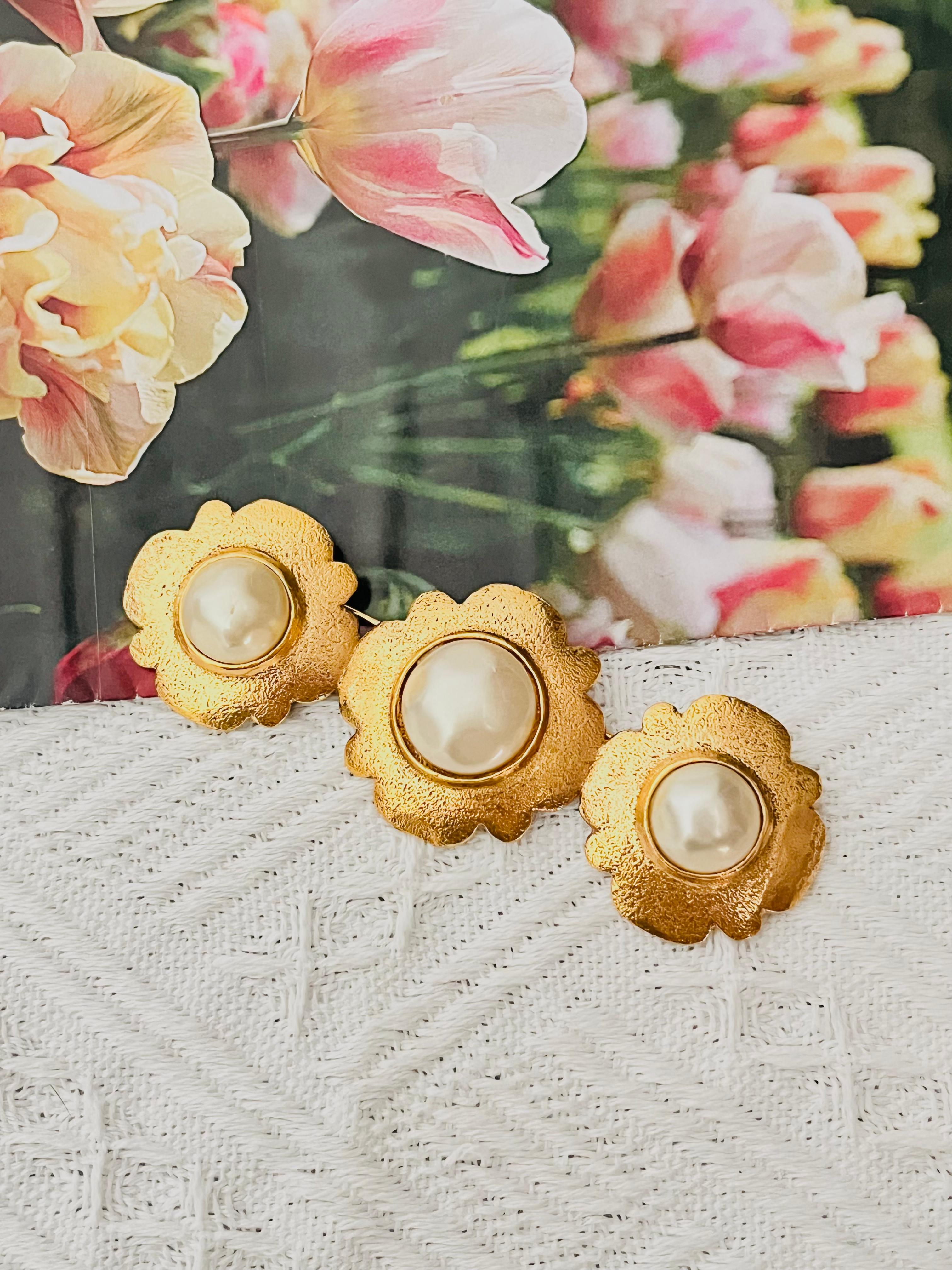 Chanel Vintage 1988 Long Large Trio Camélia Flower White Pearls Chunky Elegant COCO Brooch, Gold Tone

Très bon état. Très légères rayures sur les fausses perles, à peine perceptibles. Les autres sont parfaits. 100% authentique. 

Une très belle