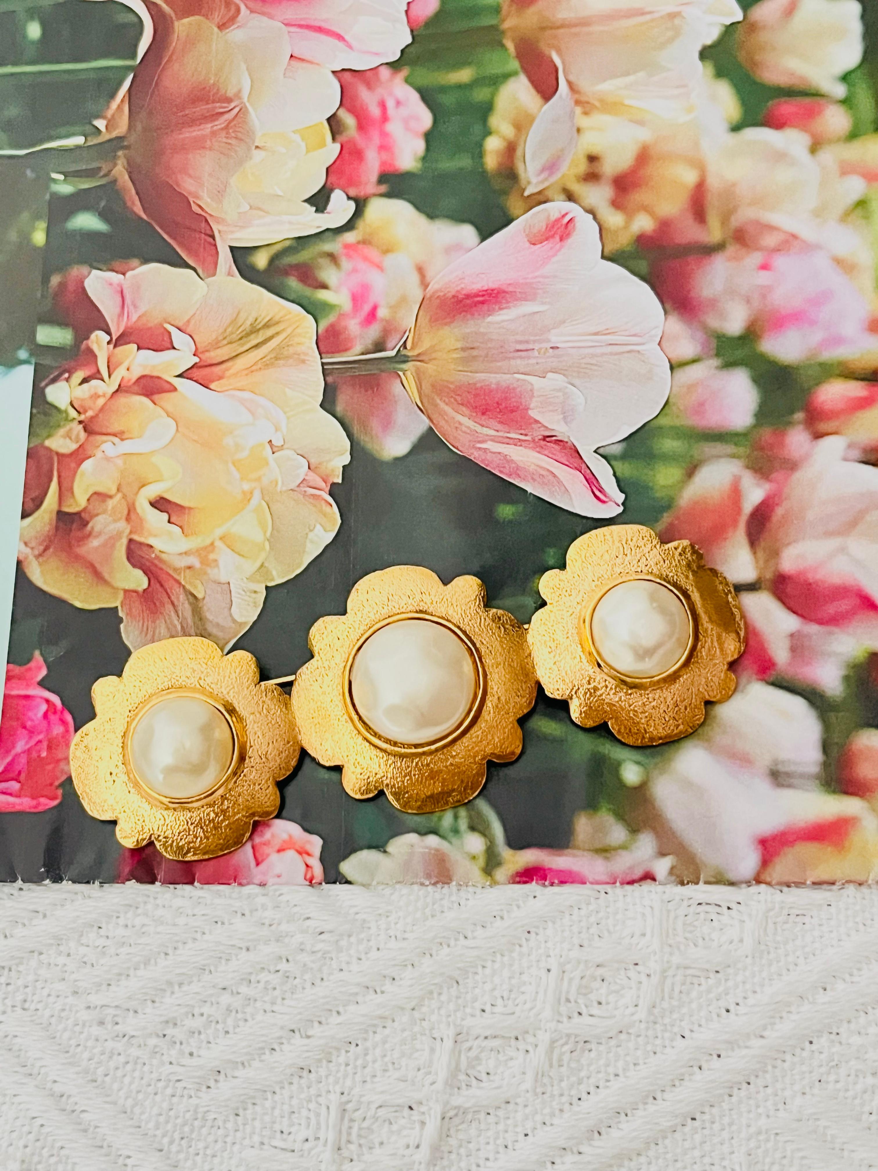 Art déco Chanel Vintage 1988 Long Trio Camélia Flower White Pearl Pearls Chunky Brooch en vente