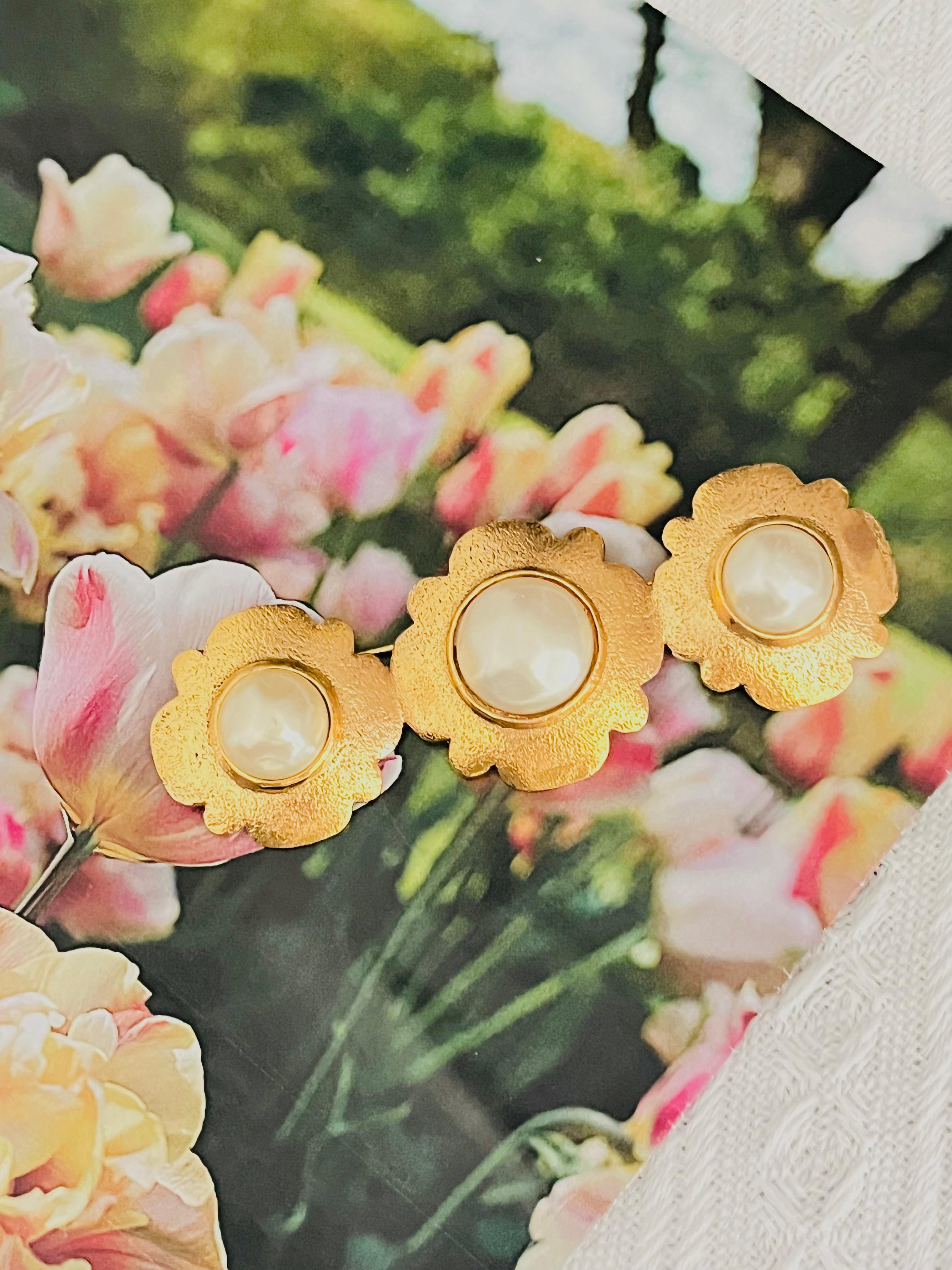 Chanel Vintage 1988 Long Trio Camélia Flower White Pearl Pearls Chunky Brooch Unisexe en vente