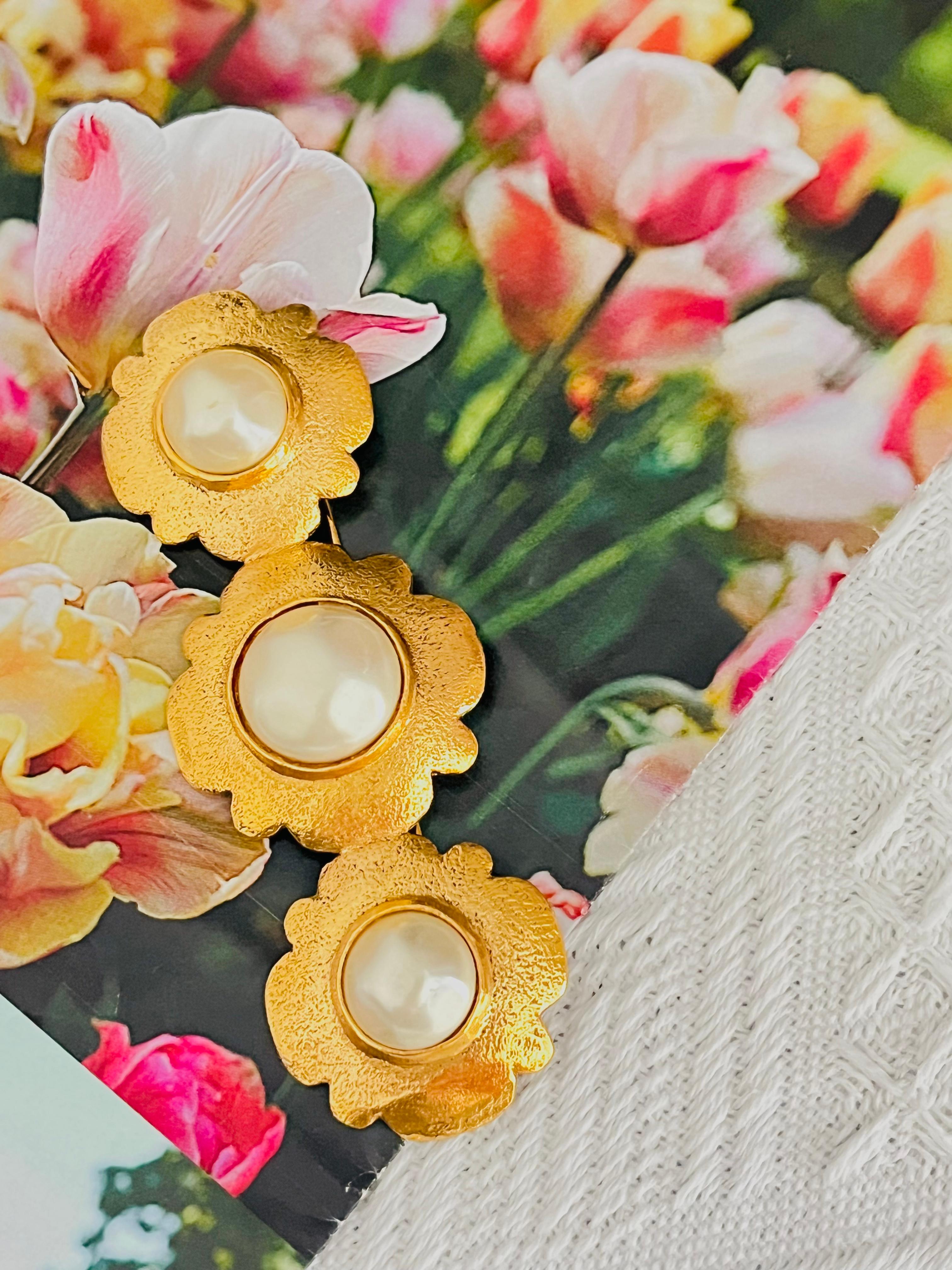 Women's or Men's Chanel Vintage 1988 Long Trio Camélia Flower White Pearl Pearls Chunky Brooch For Sale