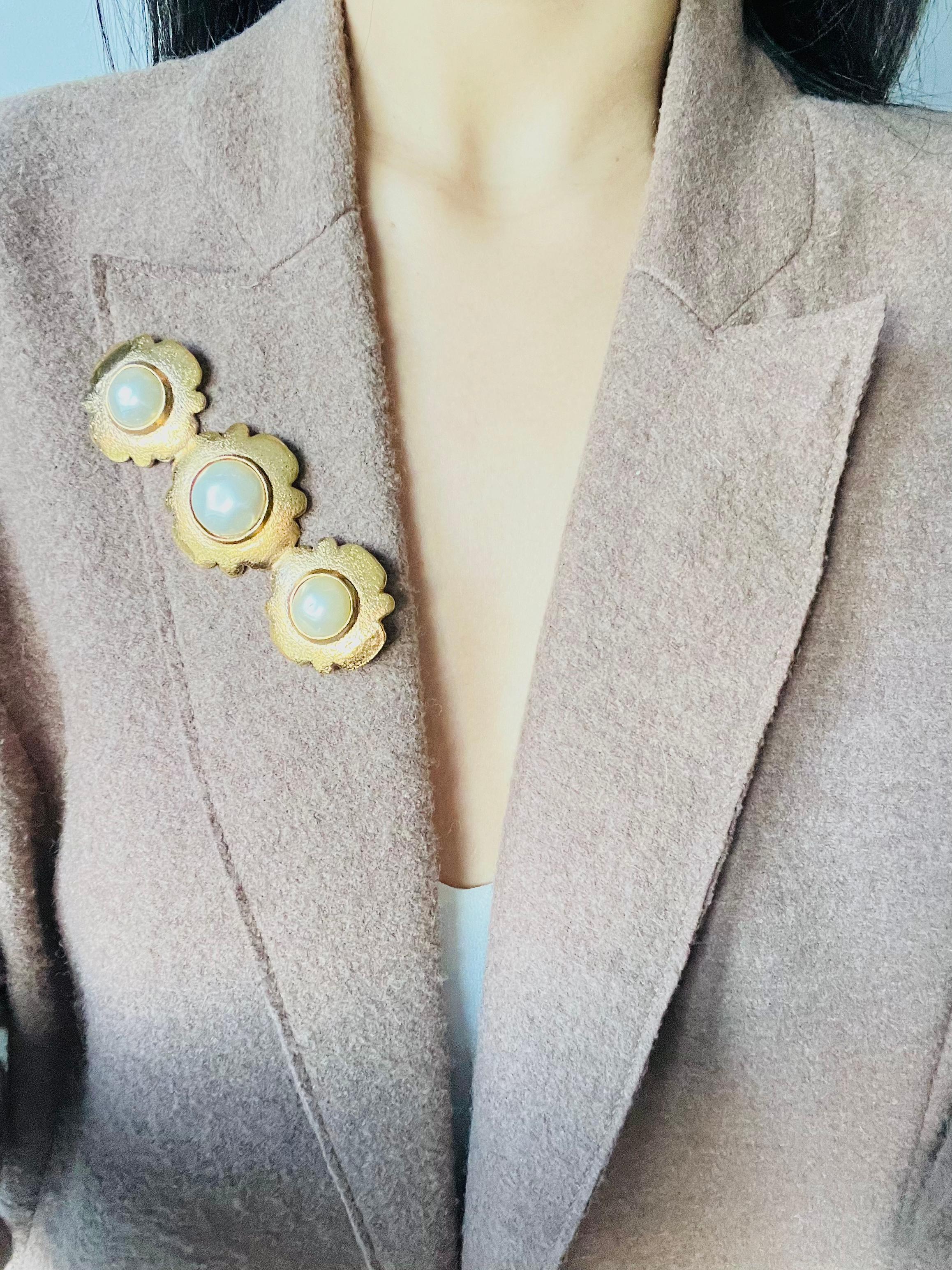 Chanel Vintage 1988 Long Trio Camélia Flower White Pearl Pearls Chunky Brooch en vente 2