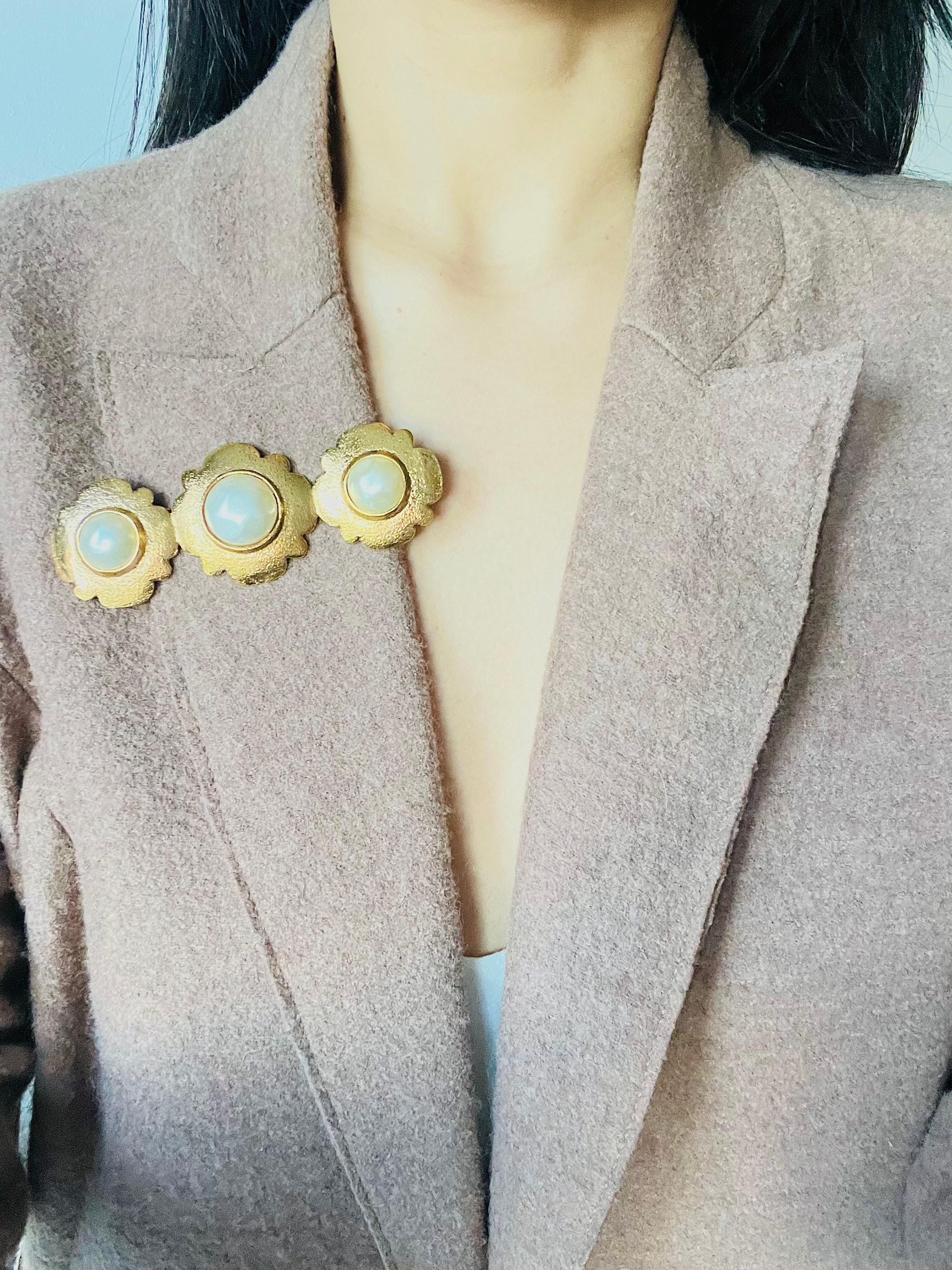 Chanel Vintage 1988 Long Trio Camélia Flower White Pearl Pearls Chunky Brooch en vente 3