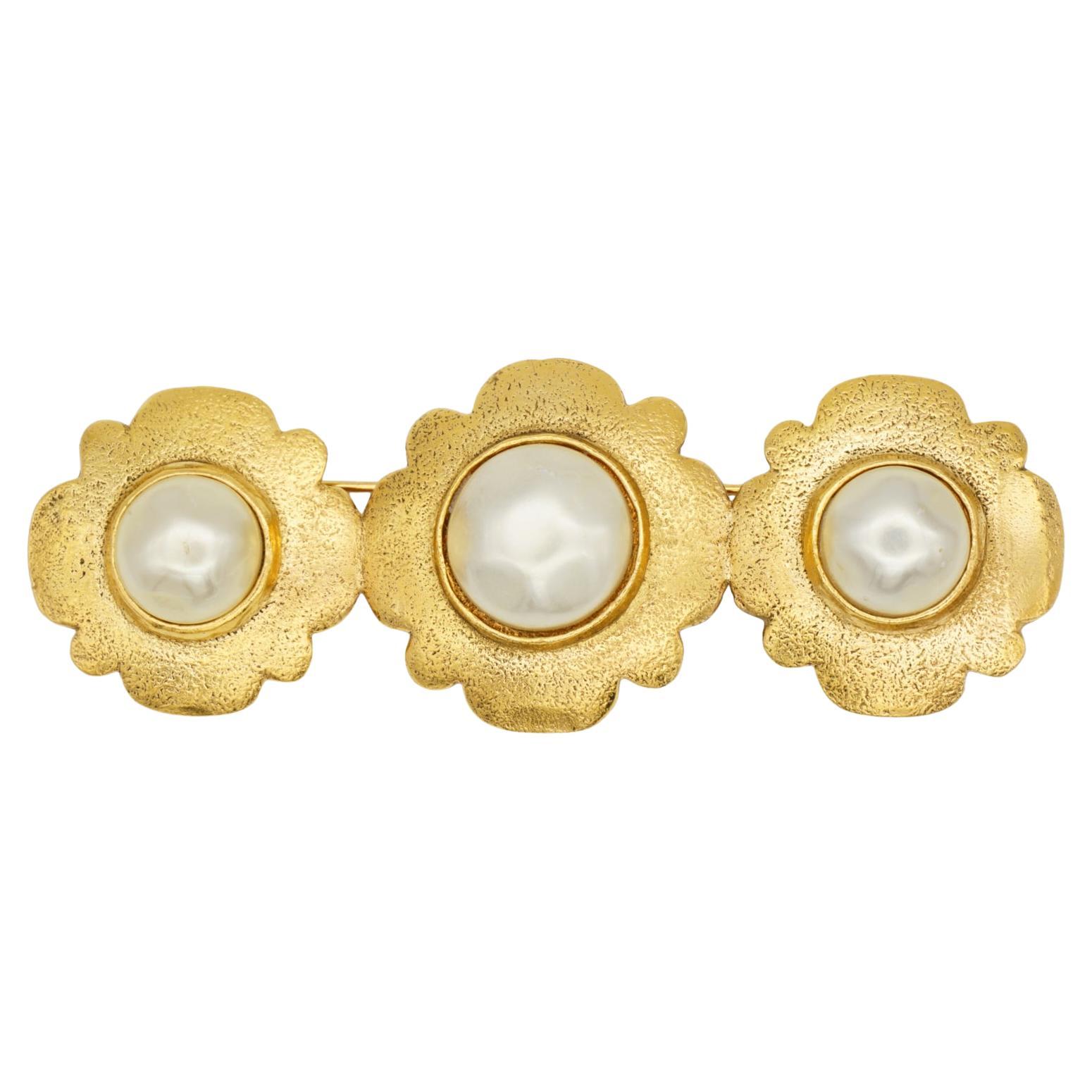 Chanel Vintage 1988 Long Trio Camélia Flower White Pearl Pearls Chunky Brooch en vente