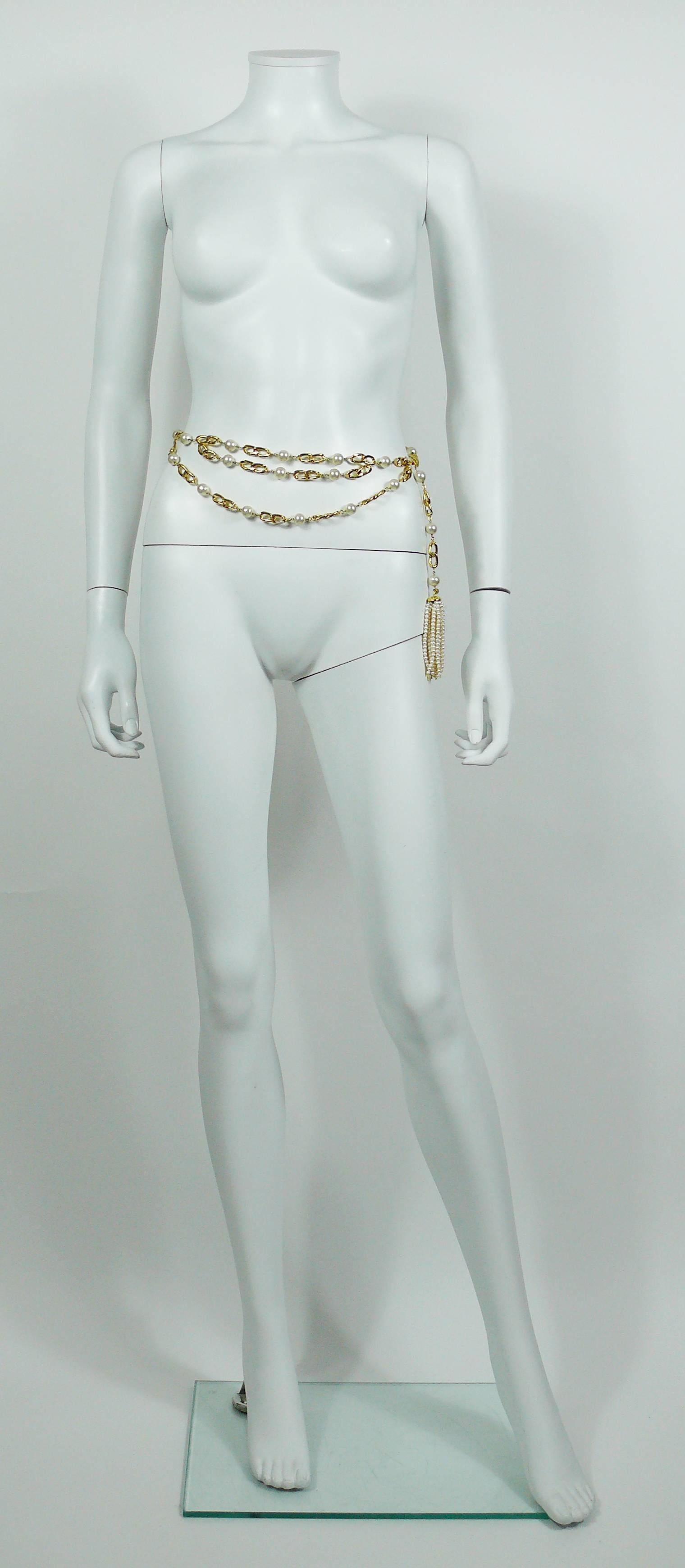 Rara cintura CHANEL vintage con nappe che alternano sezioni di catena dorata e grandi perle finte. Triplice fascia sul davanti.

Collezione 23 - Anno : 1988.

Dimensioni regolabili.
Chiusura a gancio.

Può essere indossato come una collana.

Marcato