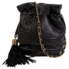 Chanel Vintage 1989 Schwarze kleine Bucket Umhängetasche aus gestepptem Leder