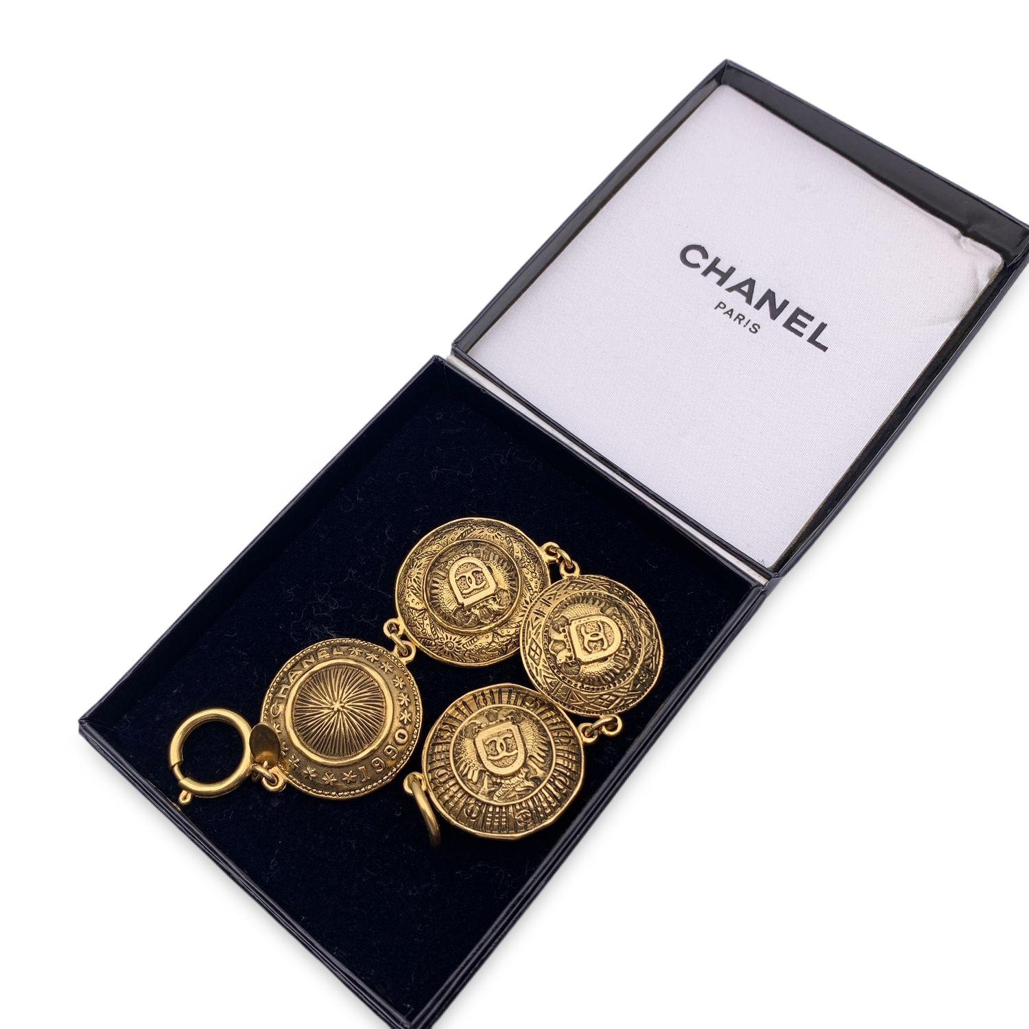 Beautiful rare bracelet by CHANEL from the 90s. 4 gold embossed metal medallion with CC logos. 'CHANEL CC Made in France' oval hallmark at the end of the bracelet. Spring ring closure. Total length:7 inches - 17.8 cm

Condition

A -