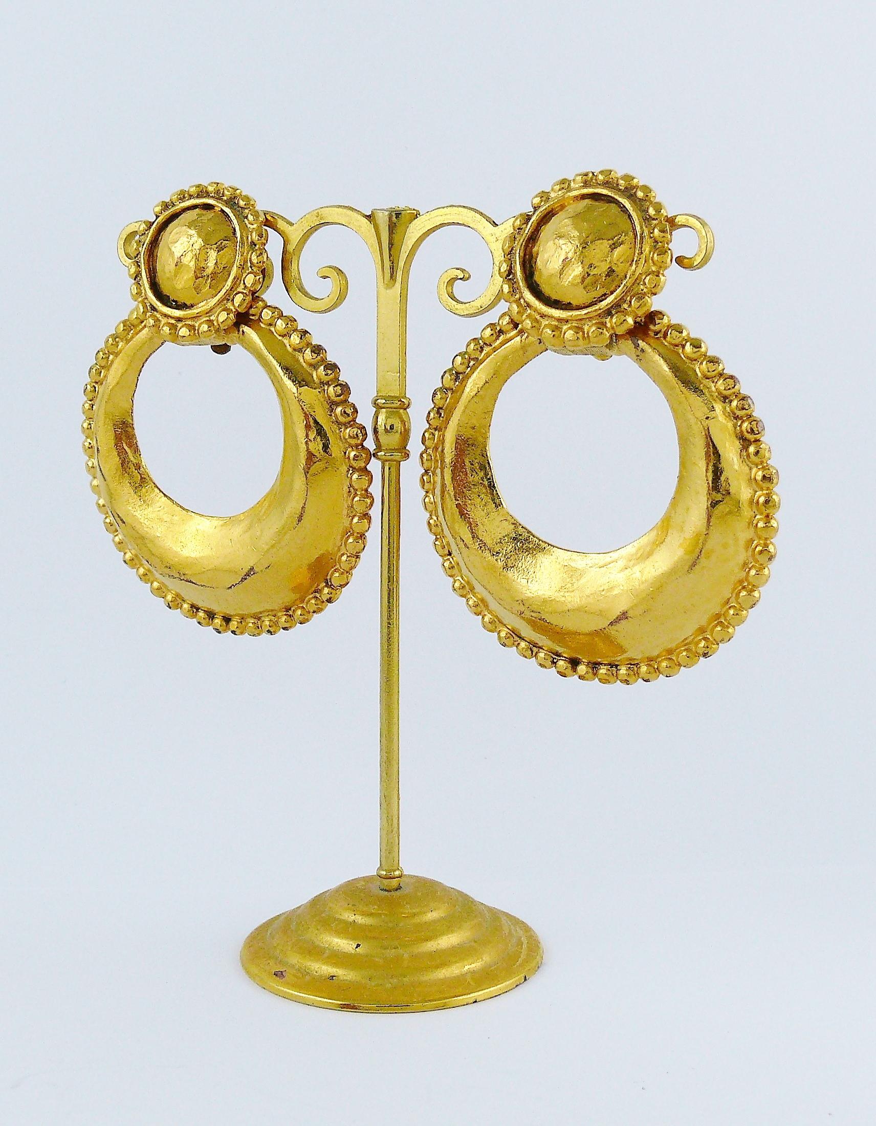 Chanel Vintage 1990 Gold Toned Hammered Door Knocker Clip-On Earrings In Fair Condition In Nice, FR