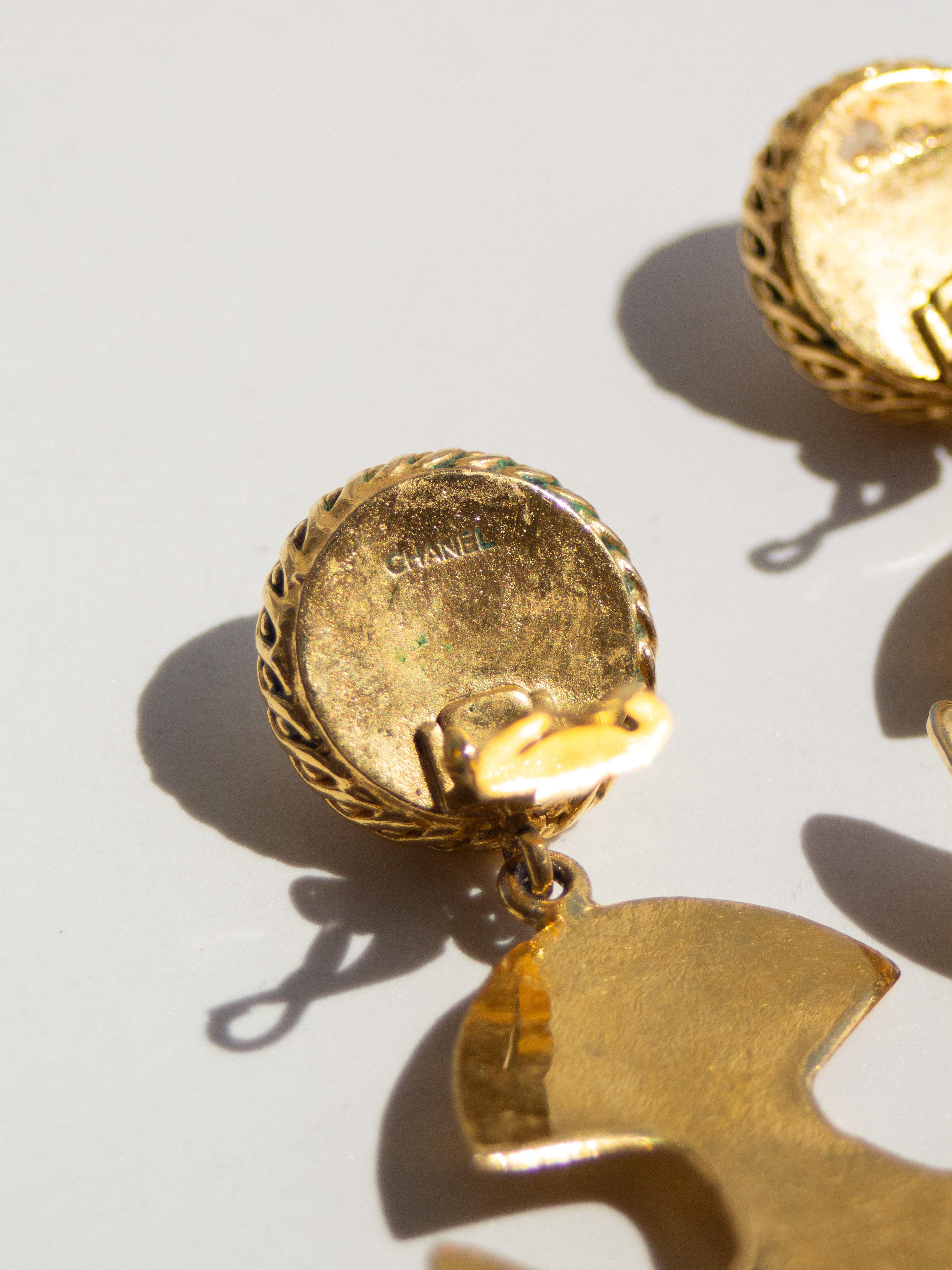 Chanel, boucles d'oreilles Gripoix rouges en or 24 carats plaqué or, années 1990 en vente 6