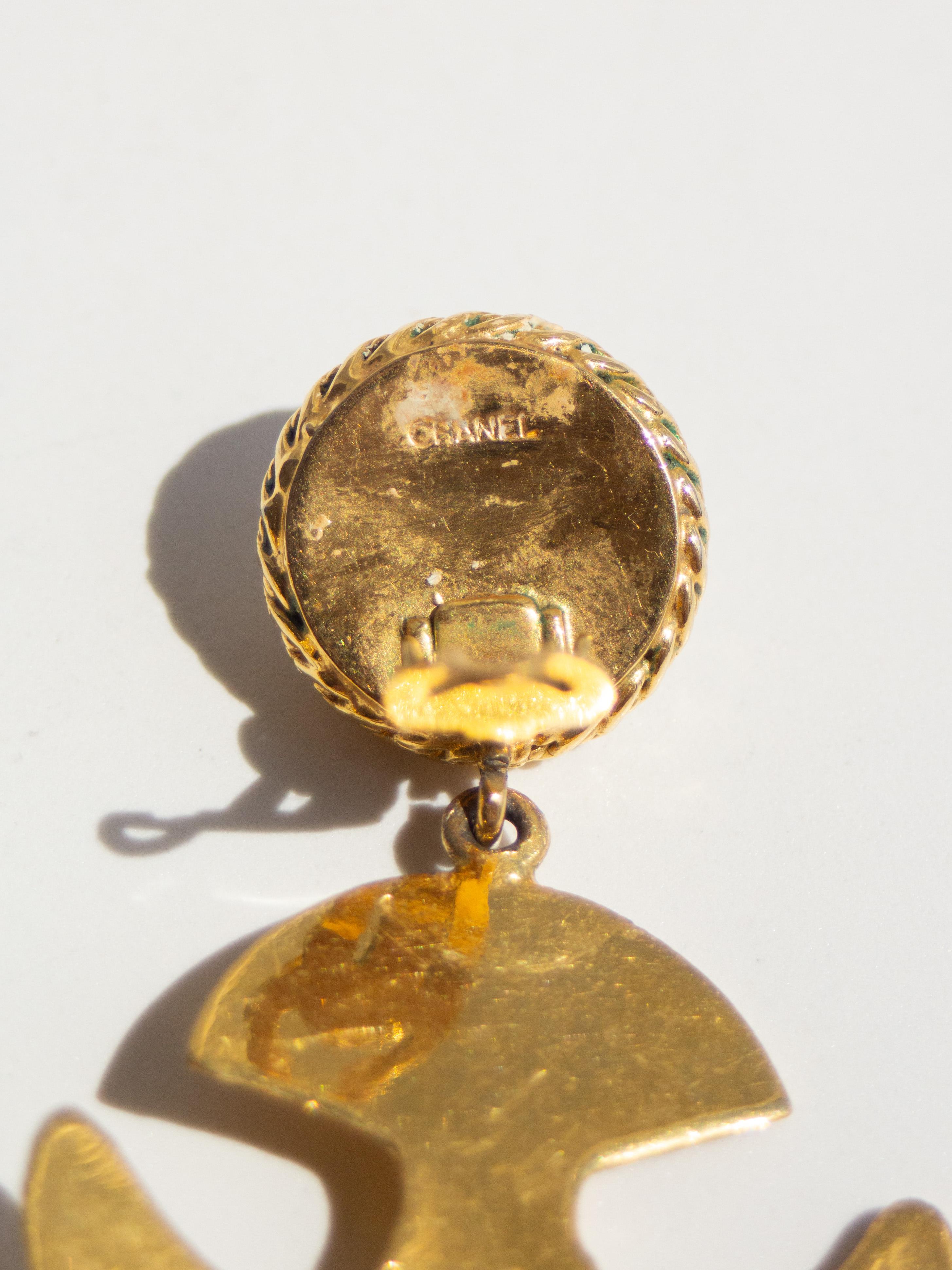 Chanel, boucles d'oreilles Gripoix rouges en or 24 carats plaqué or, années 1990 en vente 7