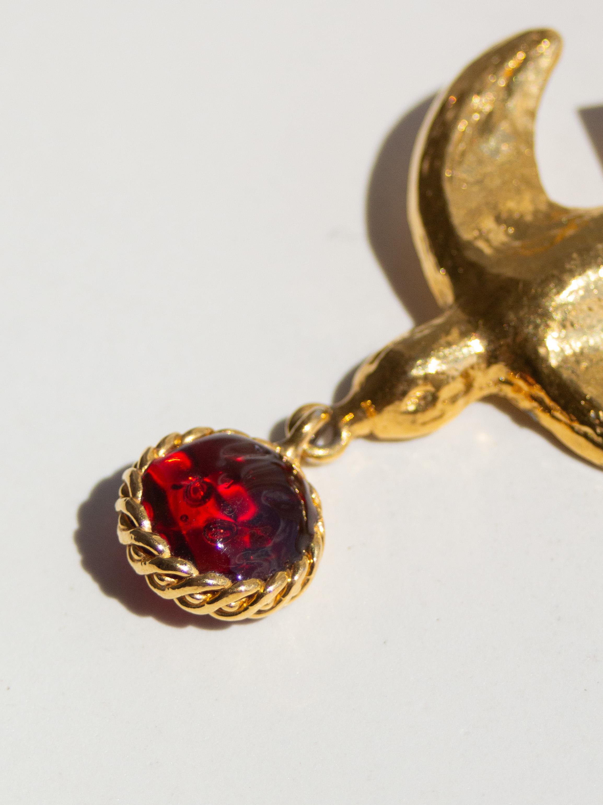 Chanel, boucles d'oreilles Gripoix rouges en or 24 carats plaqué or, années 1990 en vente 8
