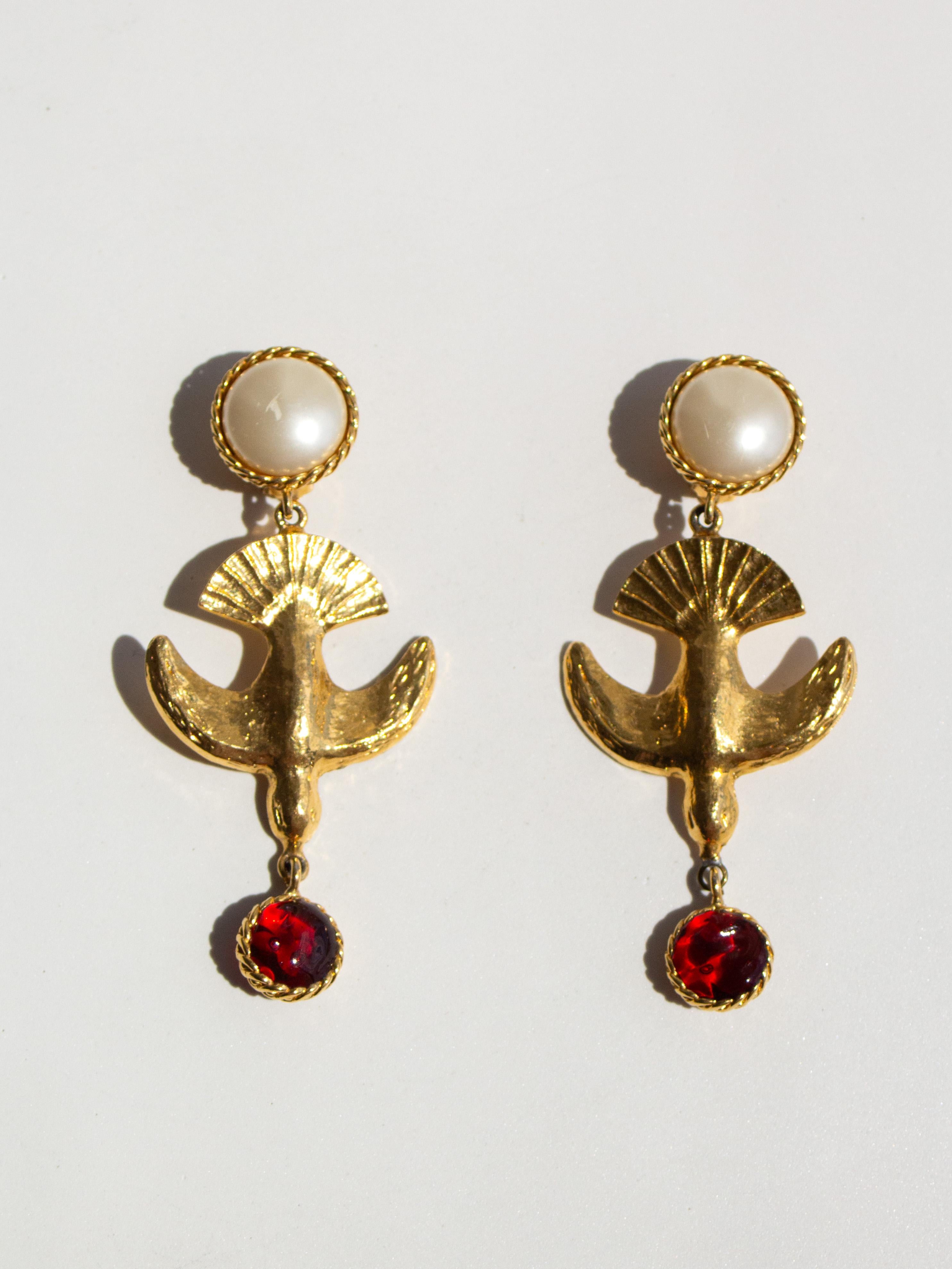 Ces remarquables boucles d'oreilles vintage de Chanel datent du début des années 1990, peut-être créées pour une collection de haute couture. Conçues sous la forme d'hirondelles stylisées en vol, elles sont fabriquées en métal plaqué or 24k avec une