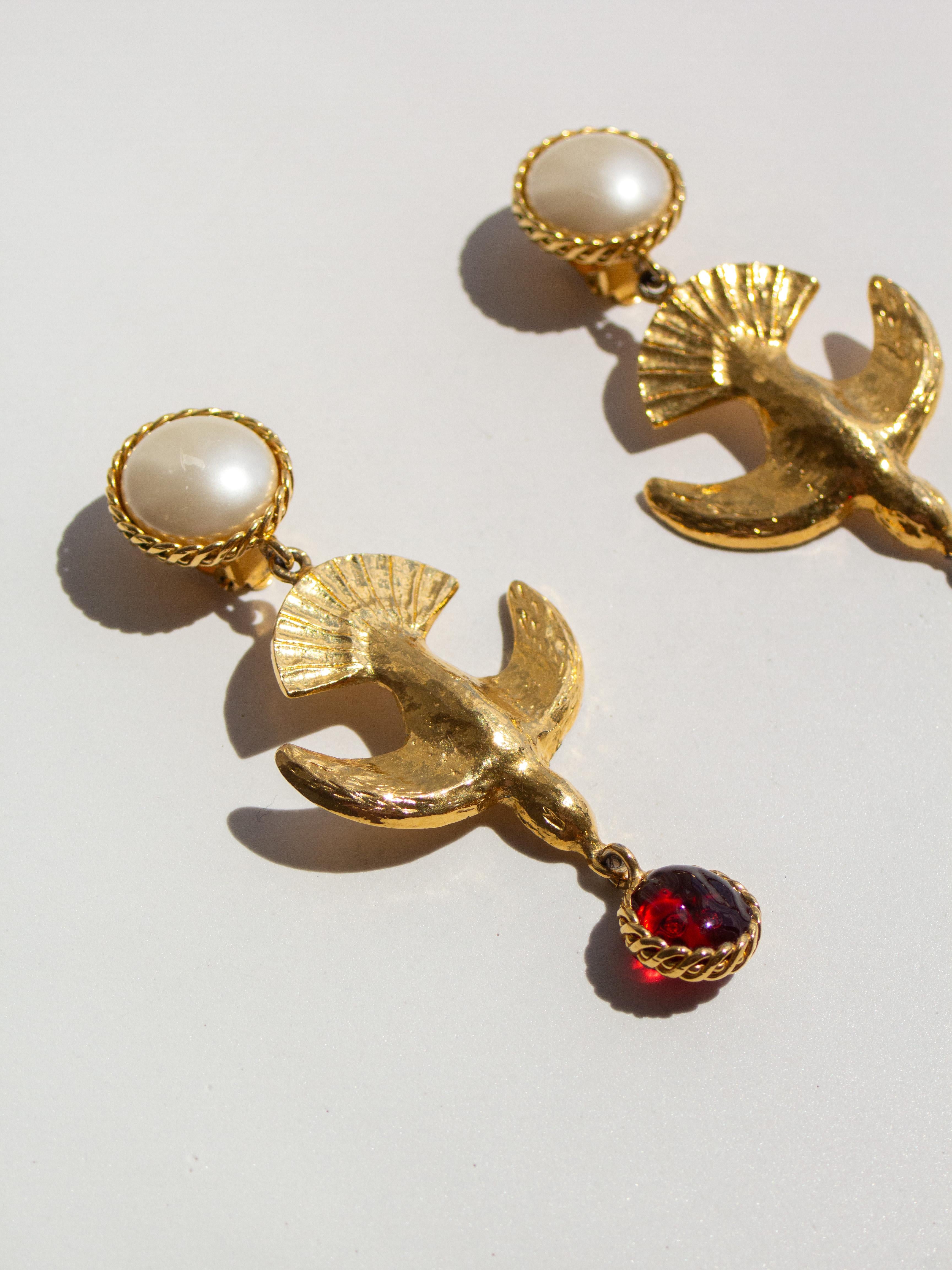 Chanel, boucles d'oreilles Gripoix rouges en or 24 carats plaqué or, années 1990 Bon état - En vente à Jersey City, NJ