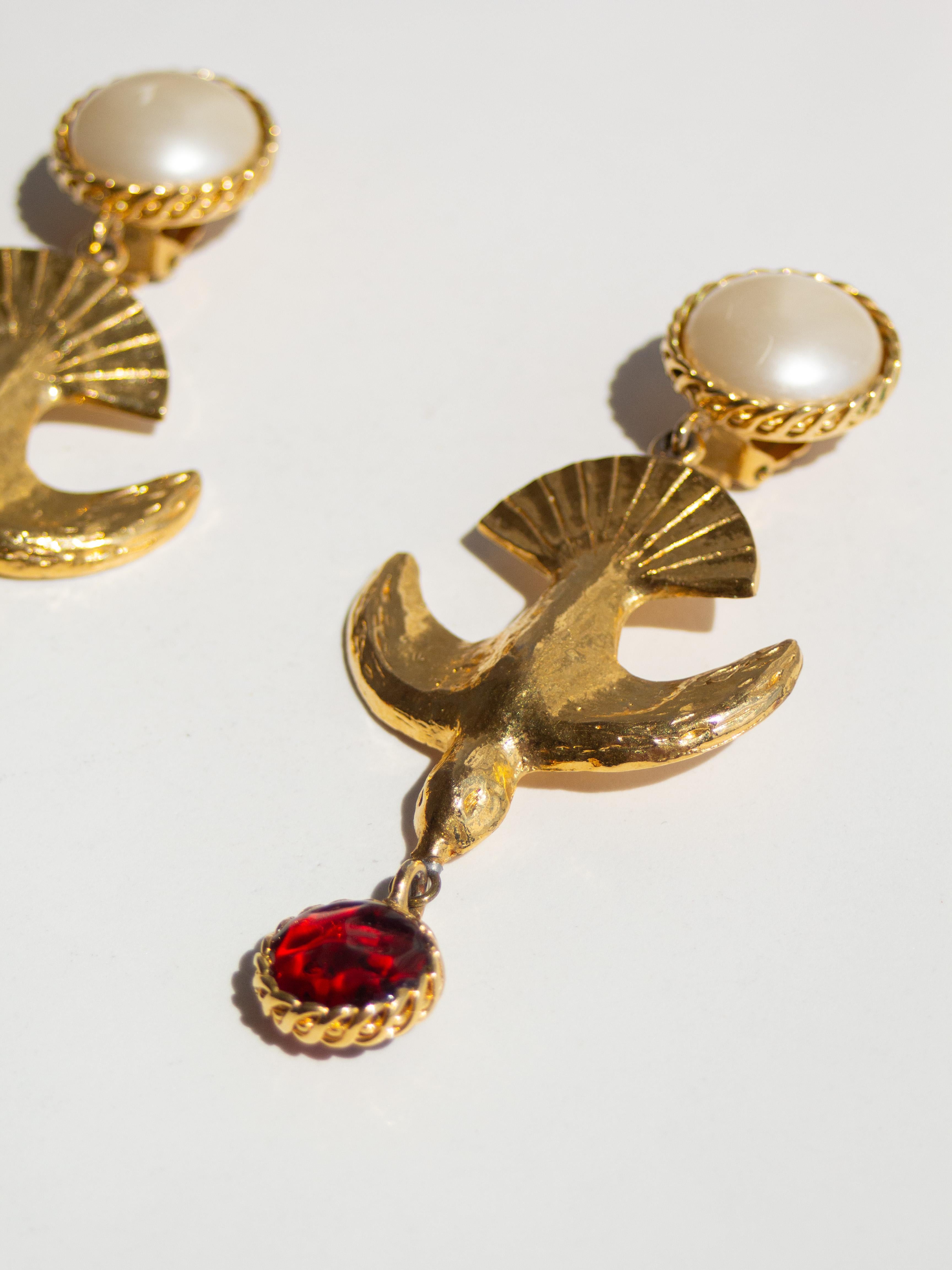 Chanel, boucles d'oreilles Gripoix rouges en or 24 carats plaqué or, années 1990 en vente 3