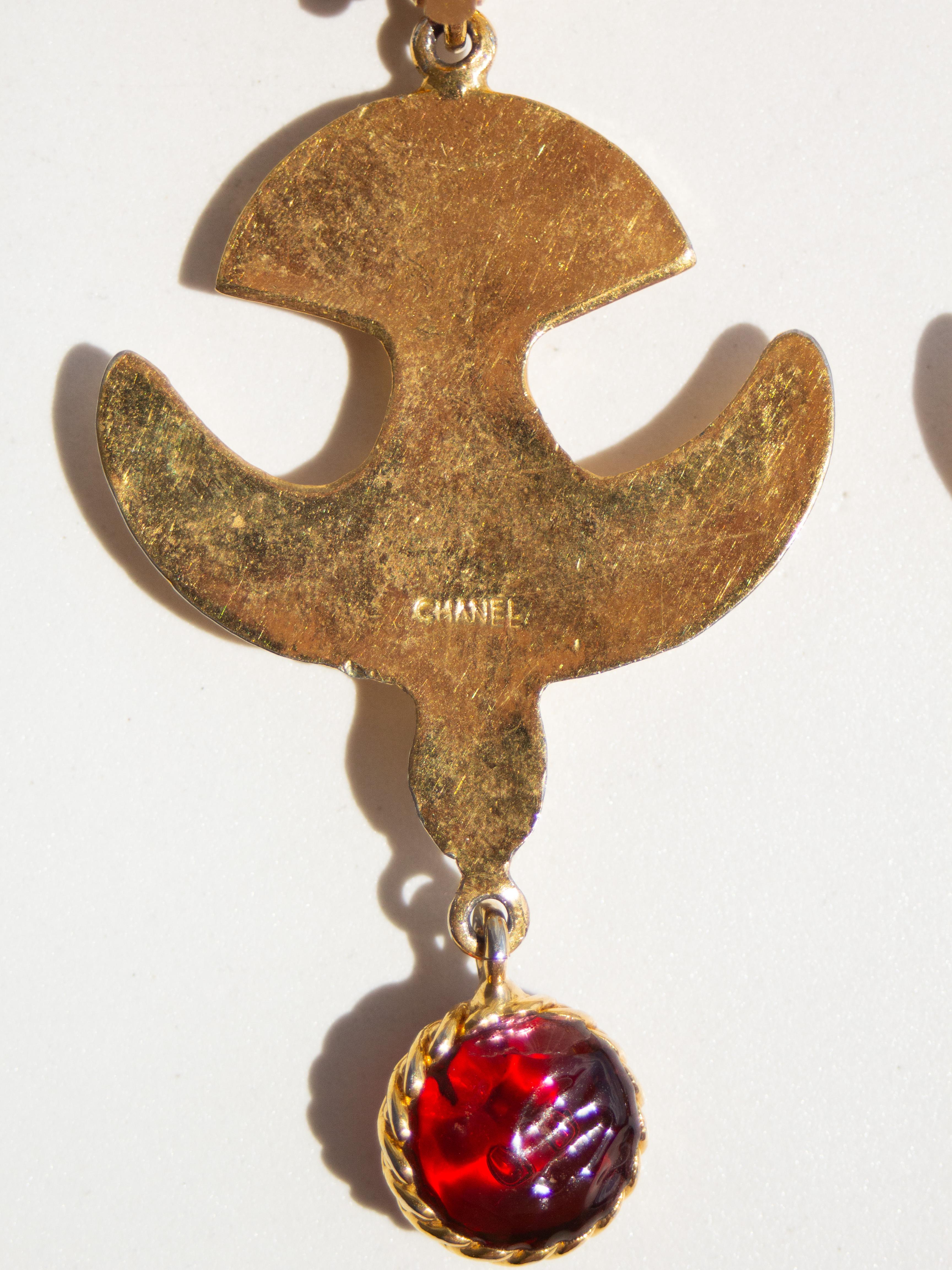 Chanel, boucles d'oreilles Gripoix rouges en or 24 carats plaqué or, années 1990 en vente 4