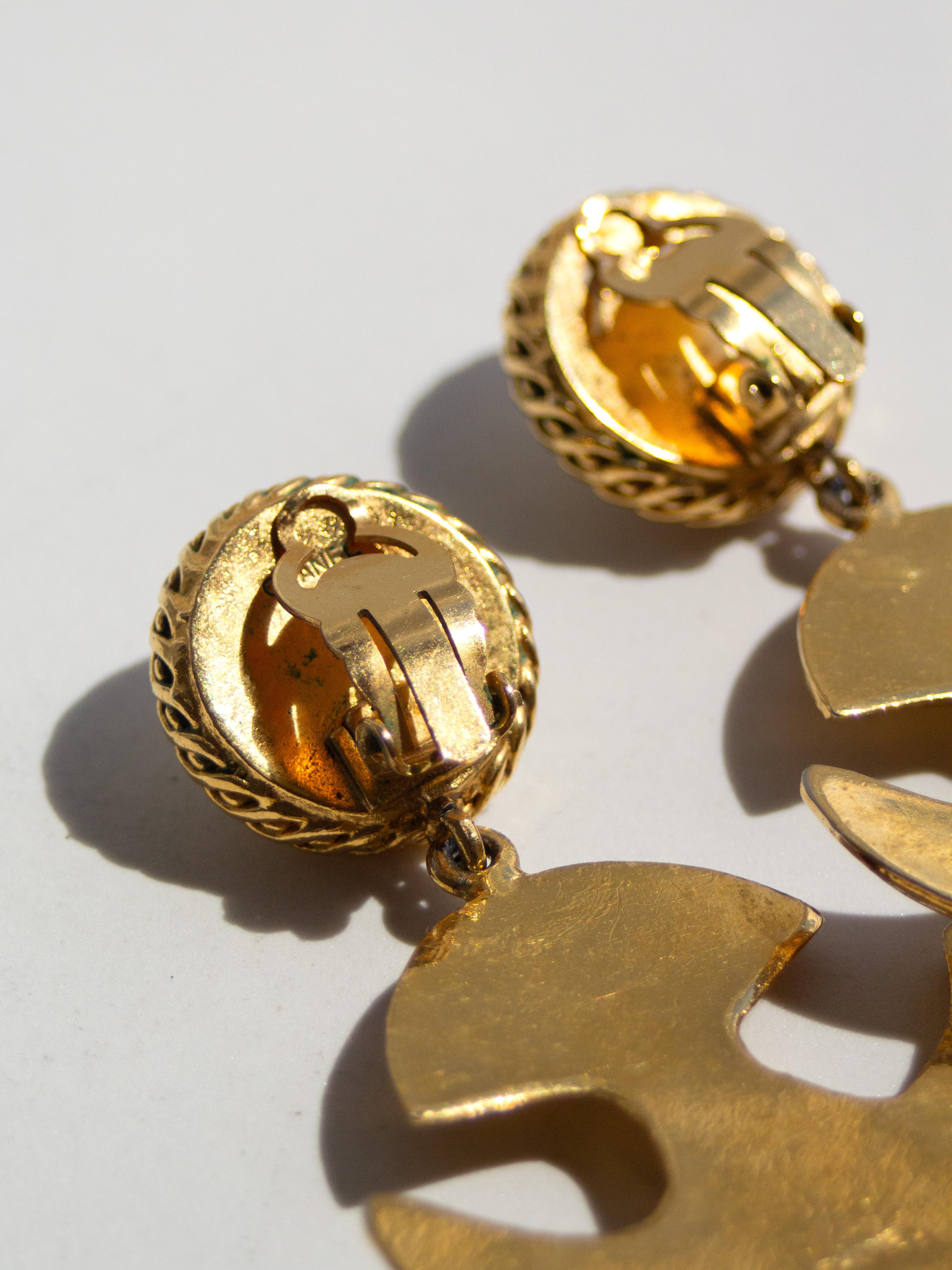 Chanel, boucles d'oreilles Gripoix rouges en or 24 carats plaqué or, années 1990 en vente 5