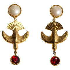 Orecchini Chanel vintage anni '90 placcati in oro 24 carati con perle di rondine e gripoix rosso