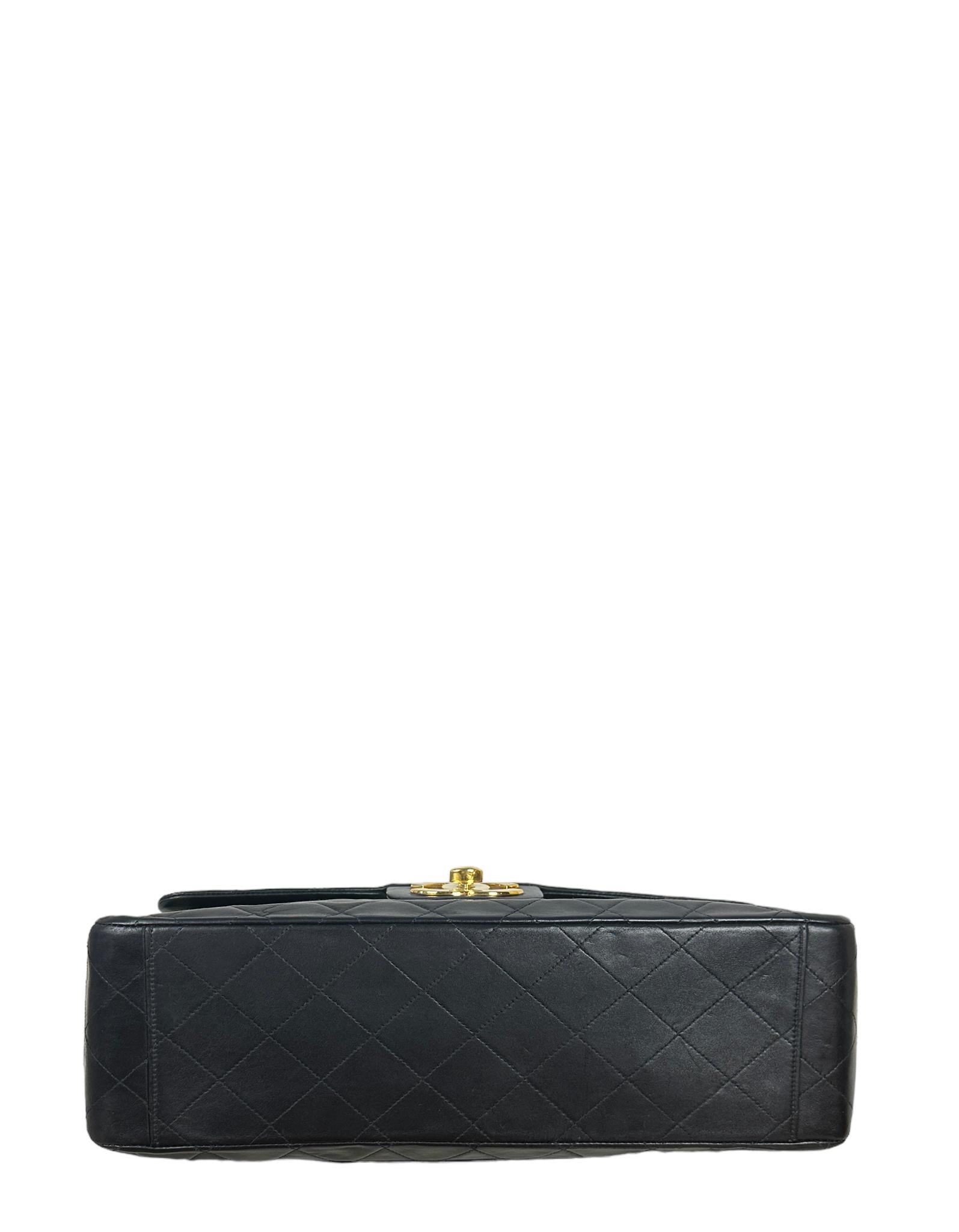 Chanel Vintage Años 90 Piel de cordero negra Bolso XL Jumbo con solapa en Bueno estado para la venta en New York, NY