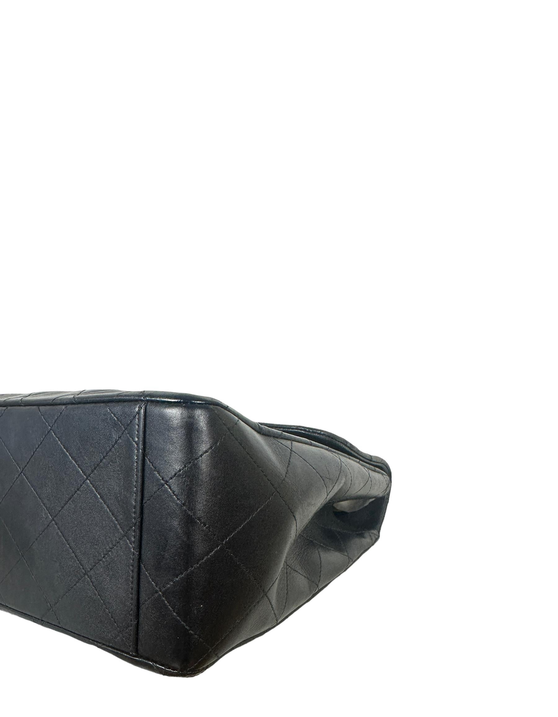 Chanel Vintage Años 90 Piel de cordero negra Bolso XL Jumbo con solapa en venta 1