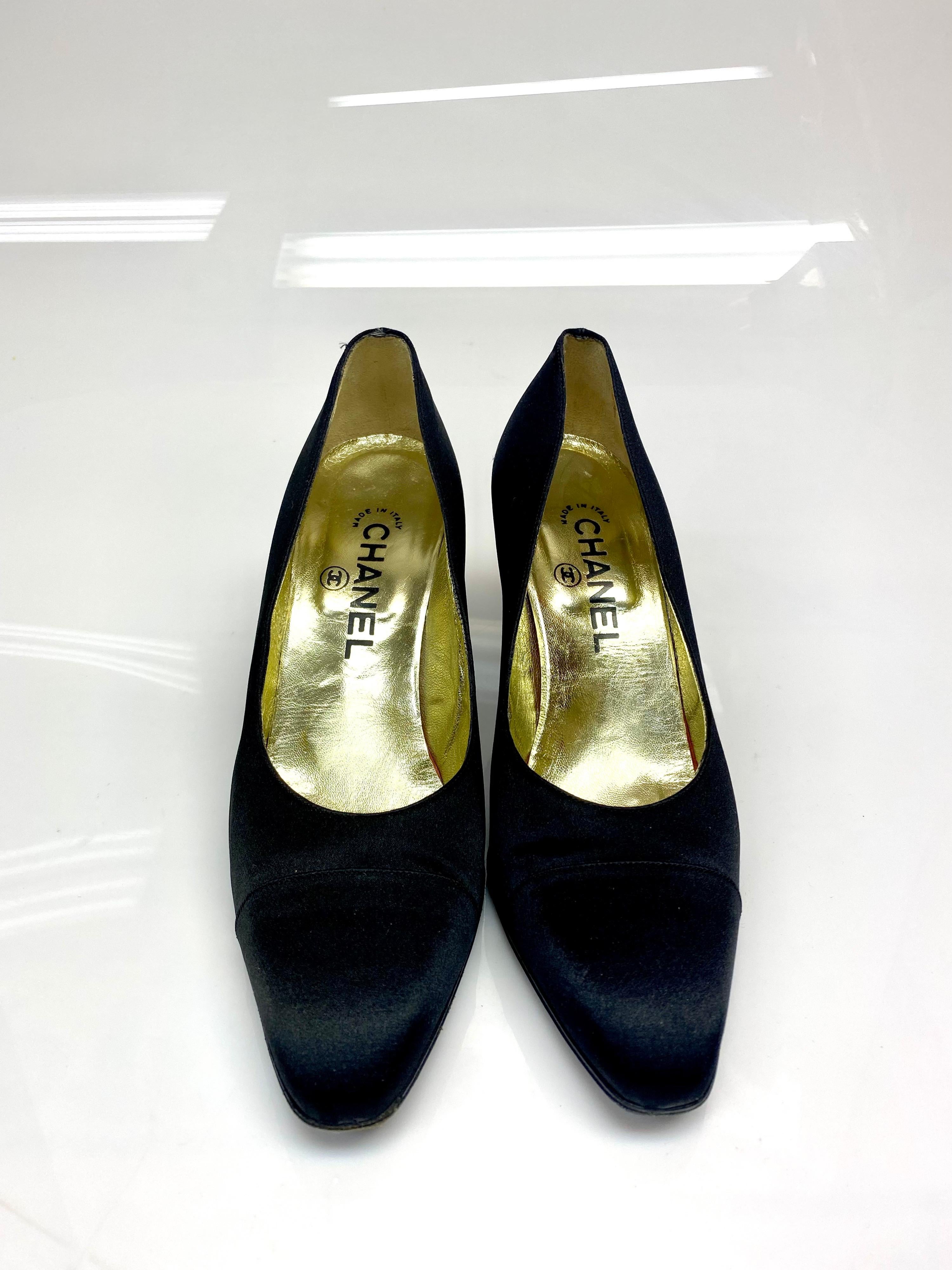 Chanel Vintage 1990’s Black Satin Pumps Size 38.5 In Good Condition For Sale In West Palm Beach, FL
