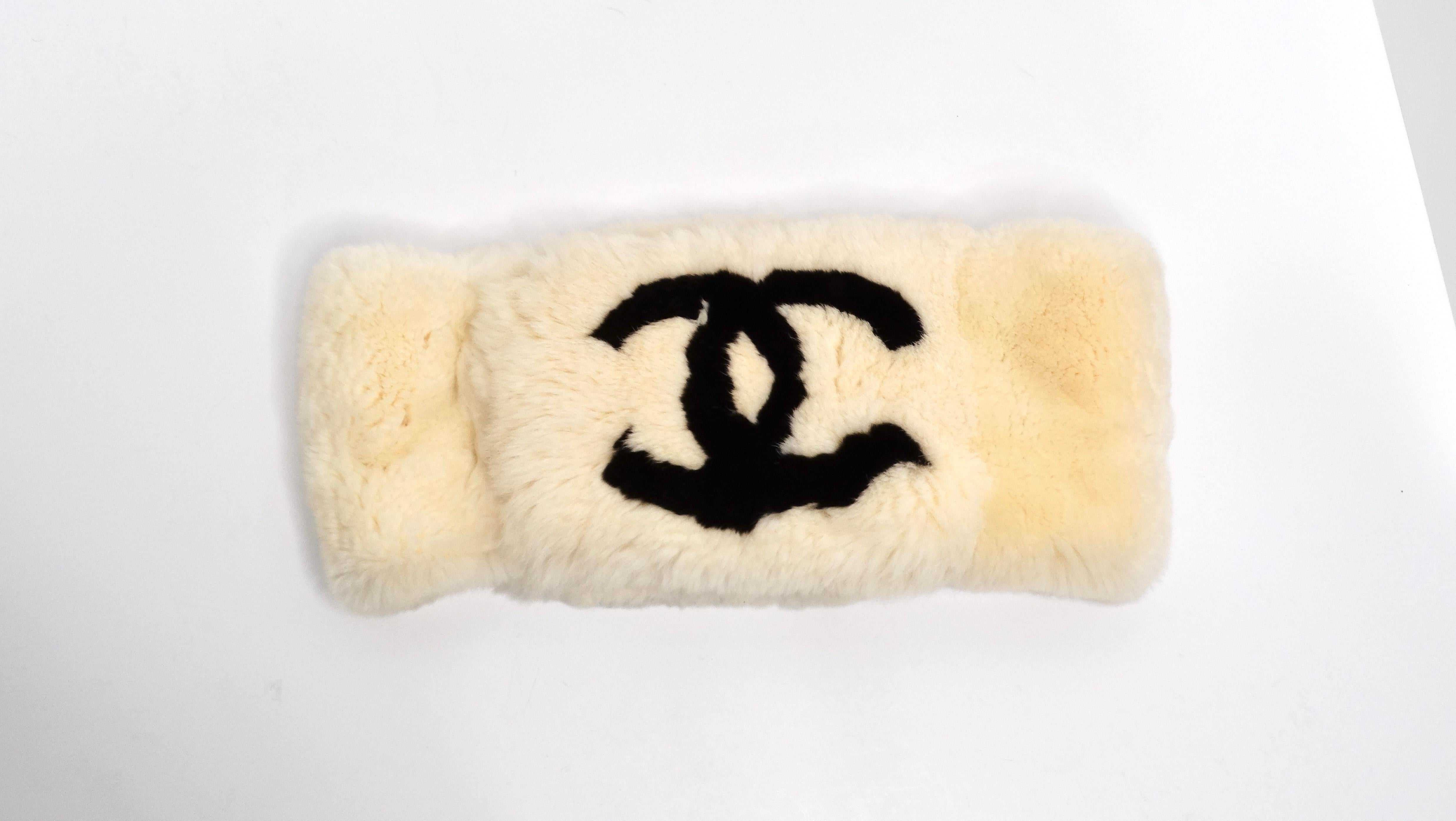 Women's Chanel Vintage 1990s CC Lapin Fur Cream & Black Muffler