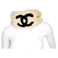 Chanel Vintage 1990er CC Lapin Pelz Creme & Schwarzer Muffler