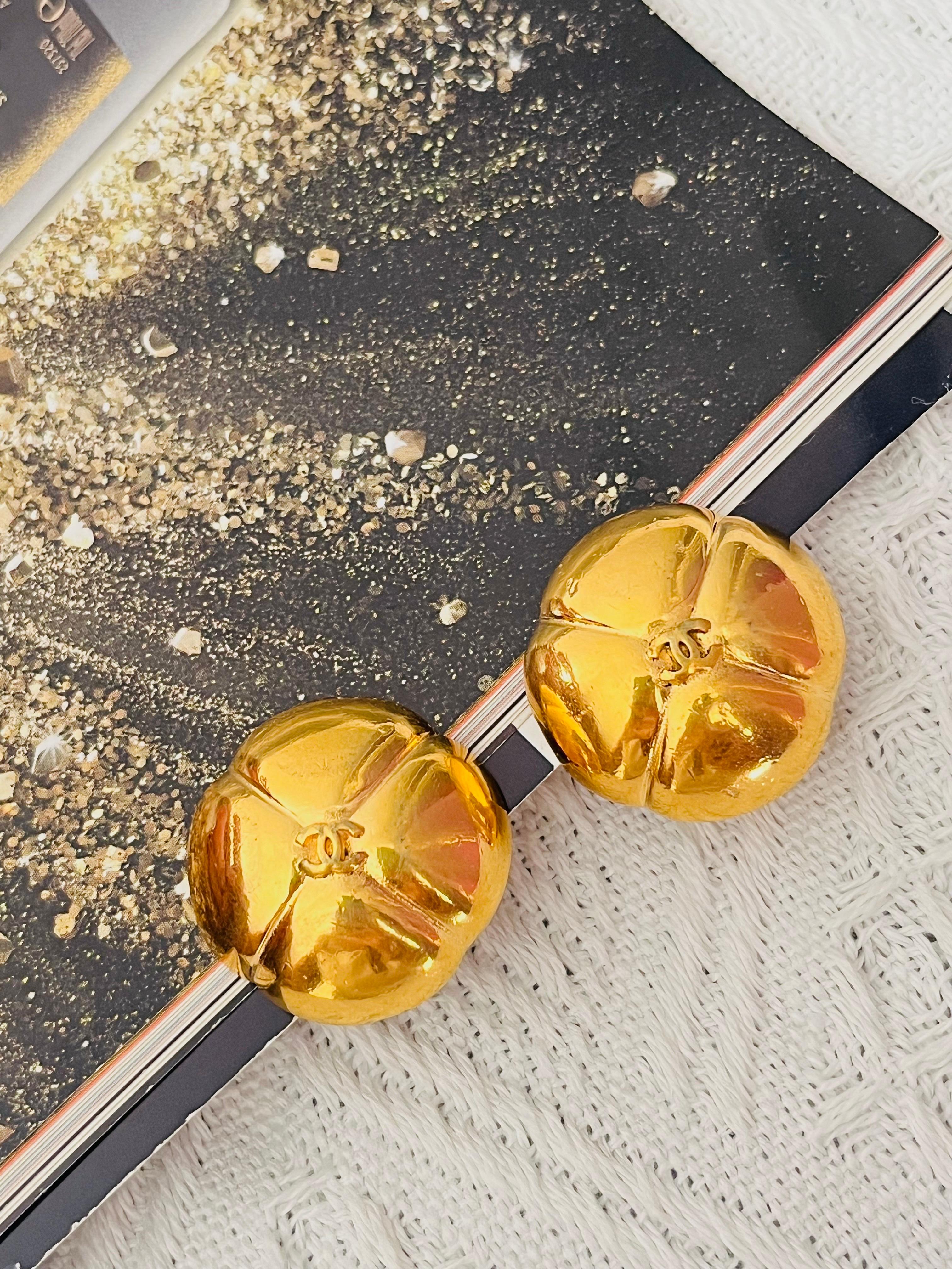 Chanel Vintage 1990s Coco Crush Classic Logo CC Camellia Cross Circle Dome Modernist Elegant Chunky Clip Earrings, Gold Plated

Very good condition. Light scratches or colour loss. 100% Genuine.

A very beautiful pair of earrings by CHANEL, signed
