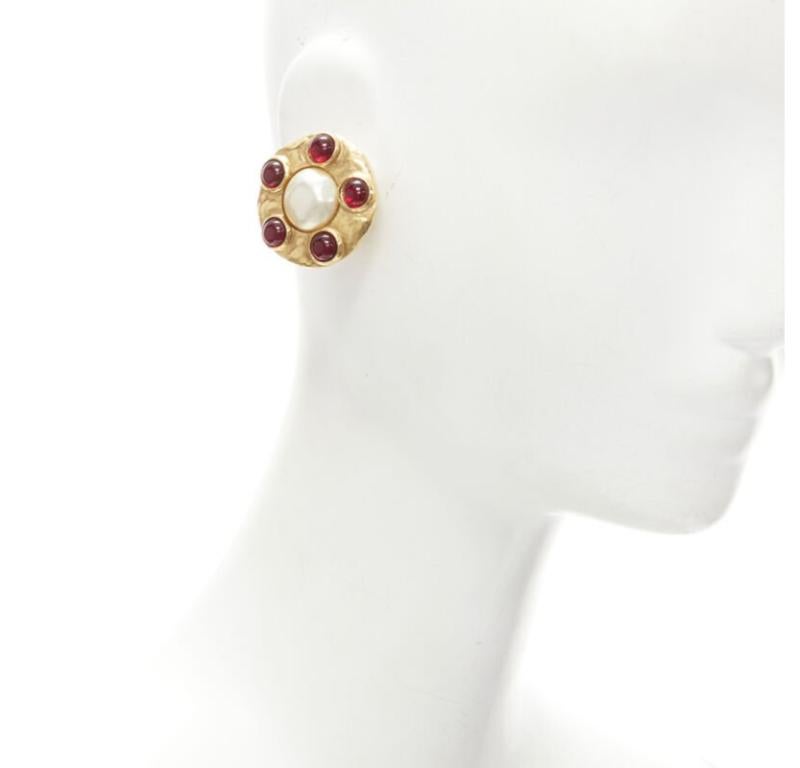 CHANEL Vintage Años 90 Colección 23 oro rojo Gripoix perla de imitación pendientes de clip
Referencia: BMPA/A00224
Marca: Chanel
Diseñador: Karl Lagerfeld
Colección: Colección 23
Material: Metal, Cristal
Color: Dorado, Rojo
Patrón: Sólido
Cierre: