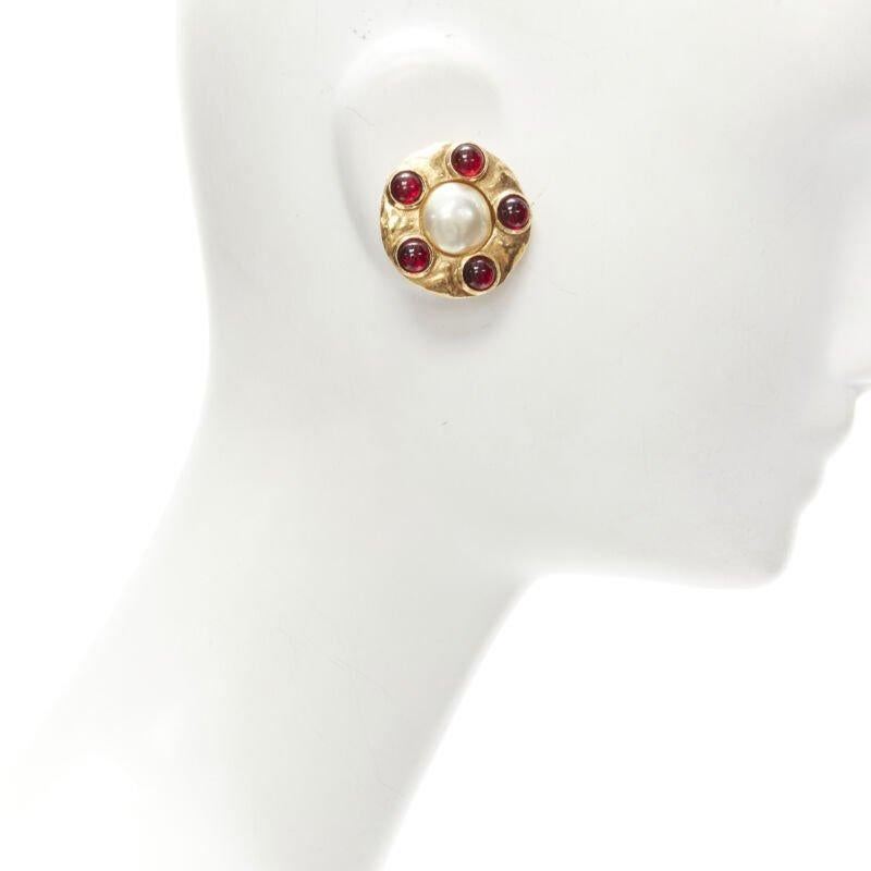 CHANEL Vintage 1990's Collection 23 gold red Gripoix faux pearl clip on earrings In Excellent Condition For Sale In Hong Kong, NT