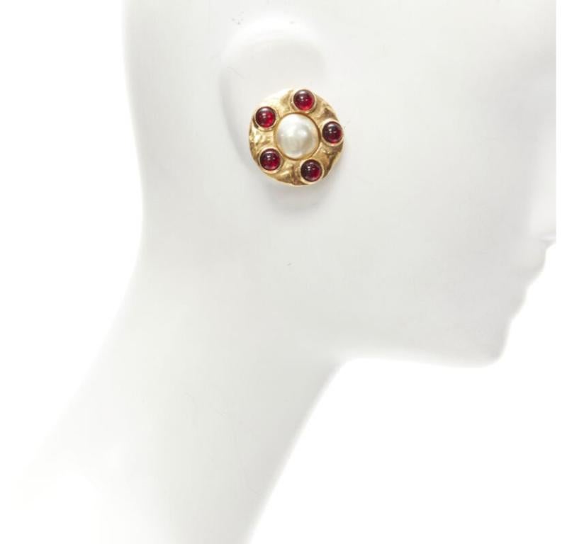 CHANEL Vintage Años 90 Colección 23 oro rojo Gripoix perla de imitación pendientes de clip en Excelente estado para la venta en Hong Kong, NT