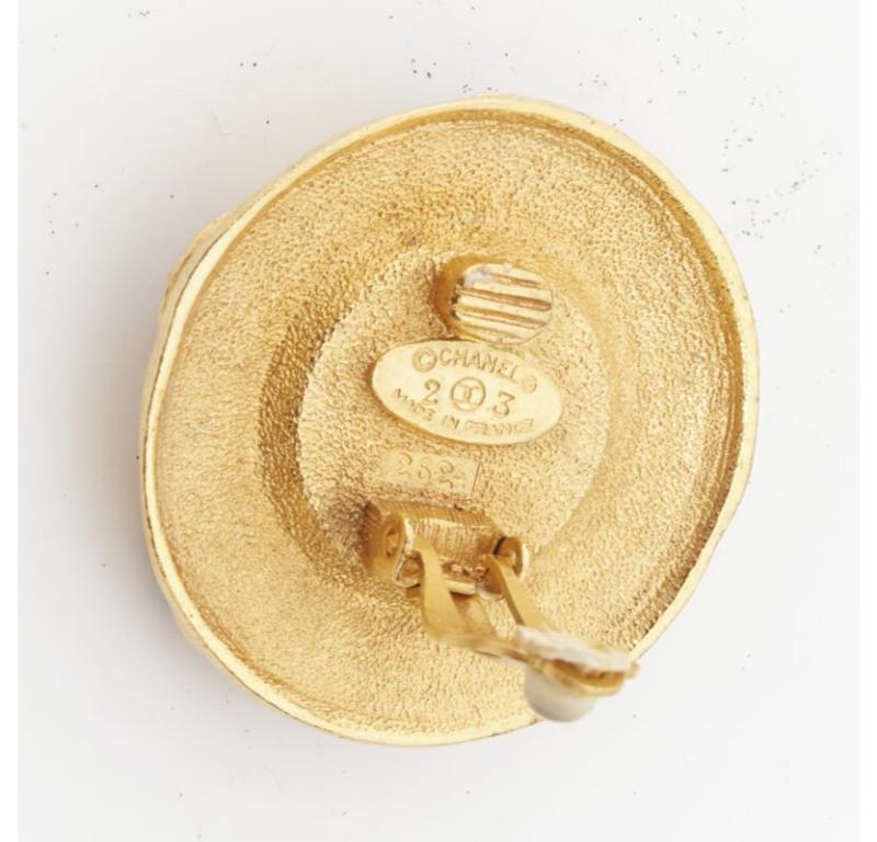 CHANEL Vintage Años 90 Colección 23 oro rojo Gripoix perla de imitación pendientes de clip en venta 1