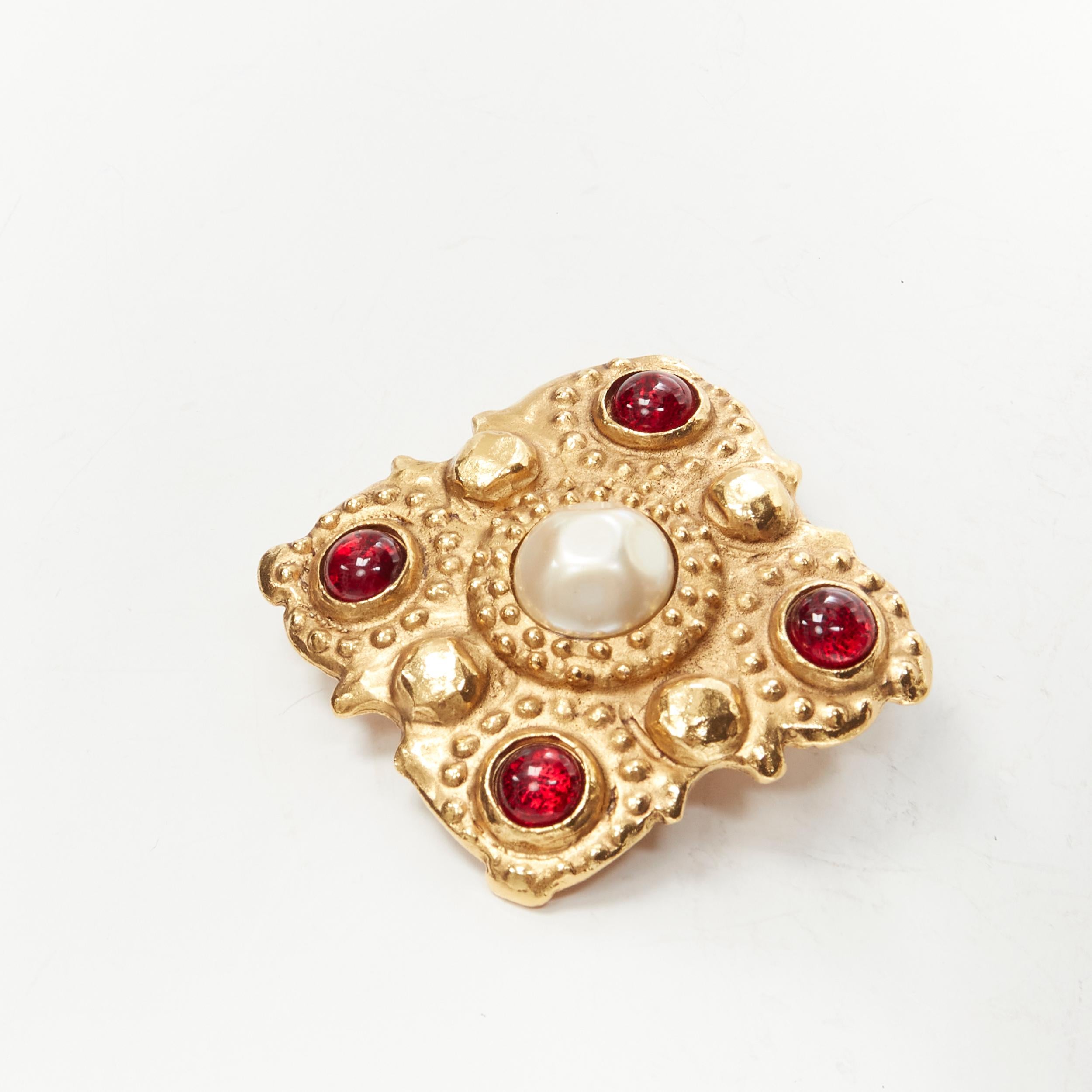 CHANEL Vintage 1990's Collection 23 gold tone red Gripoix pearl brooch In Excellent Condition In Hong Kong, NT