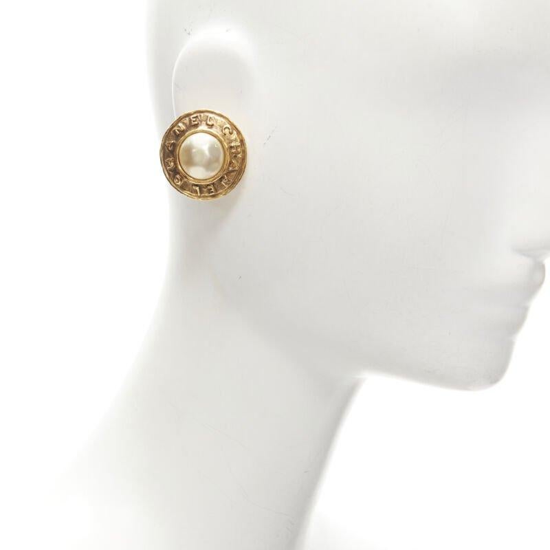 CHANEL Vintage 1990's Collection 26 gold logo faux pearl medallion clip earrings
Reference: BMPA/A00227
Brand: Chanel
Designer: Karl Lagerfeld
Collection: Collection 26
Material: Metal, Faux Pearl
Color: Gold
Pattern: Solid
Closure: Clip On
Made in: