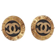 CHANEL Clips d'oreilles vintage cloutés CC noirs en or, années 1990