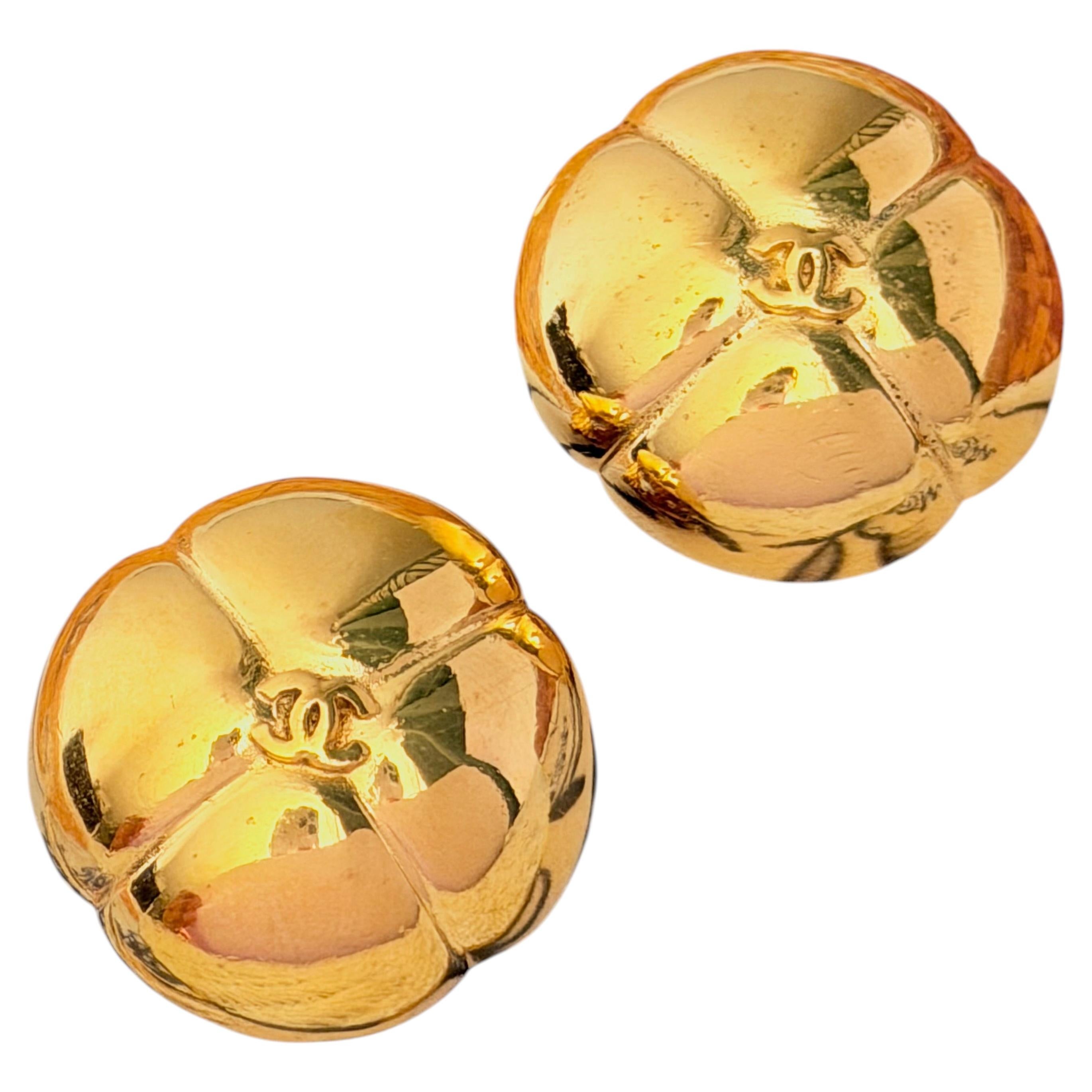 Chanel Vintage 1990s Gold Kamelie Coco Crush Logo CC Kreuz gewölbte Ohrringe