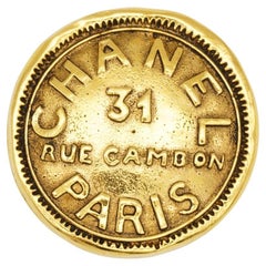 Chanel Vintage anni 
90 Iconic 31 Rue Cambon Paris Logo Circle Round Chunky Spilla