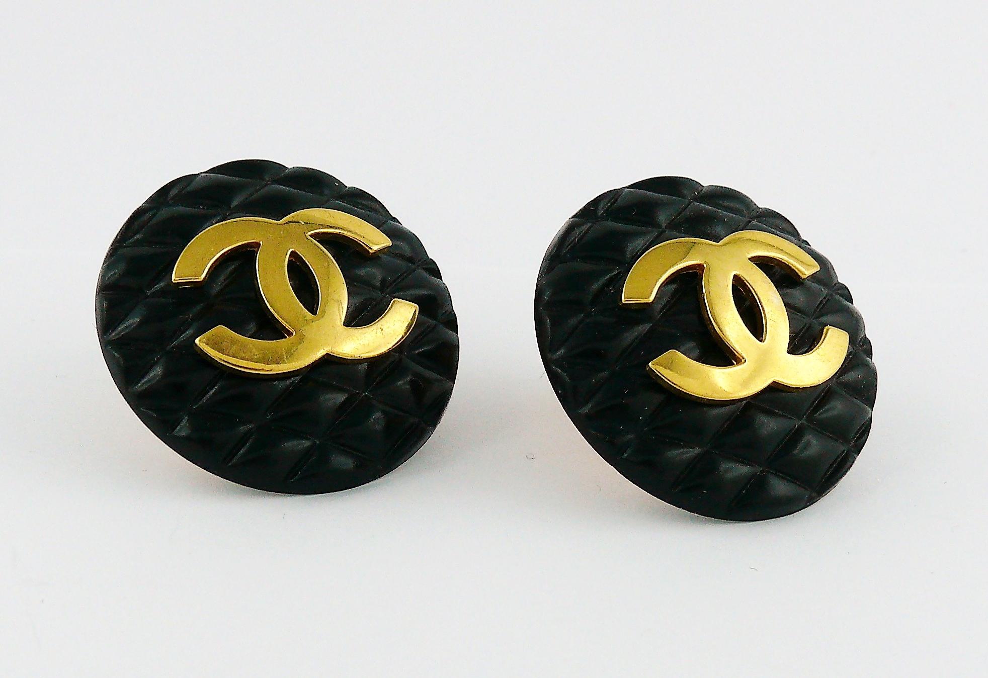 Chanel Vintage 1990s Large Black Quilted Logo Clip-On Earrings In Good Condition In Nice, FR