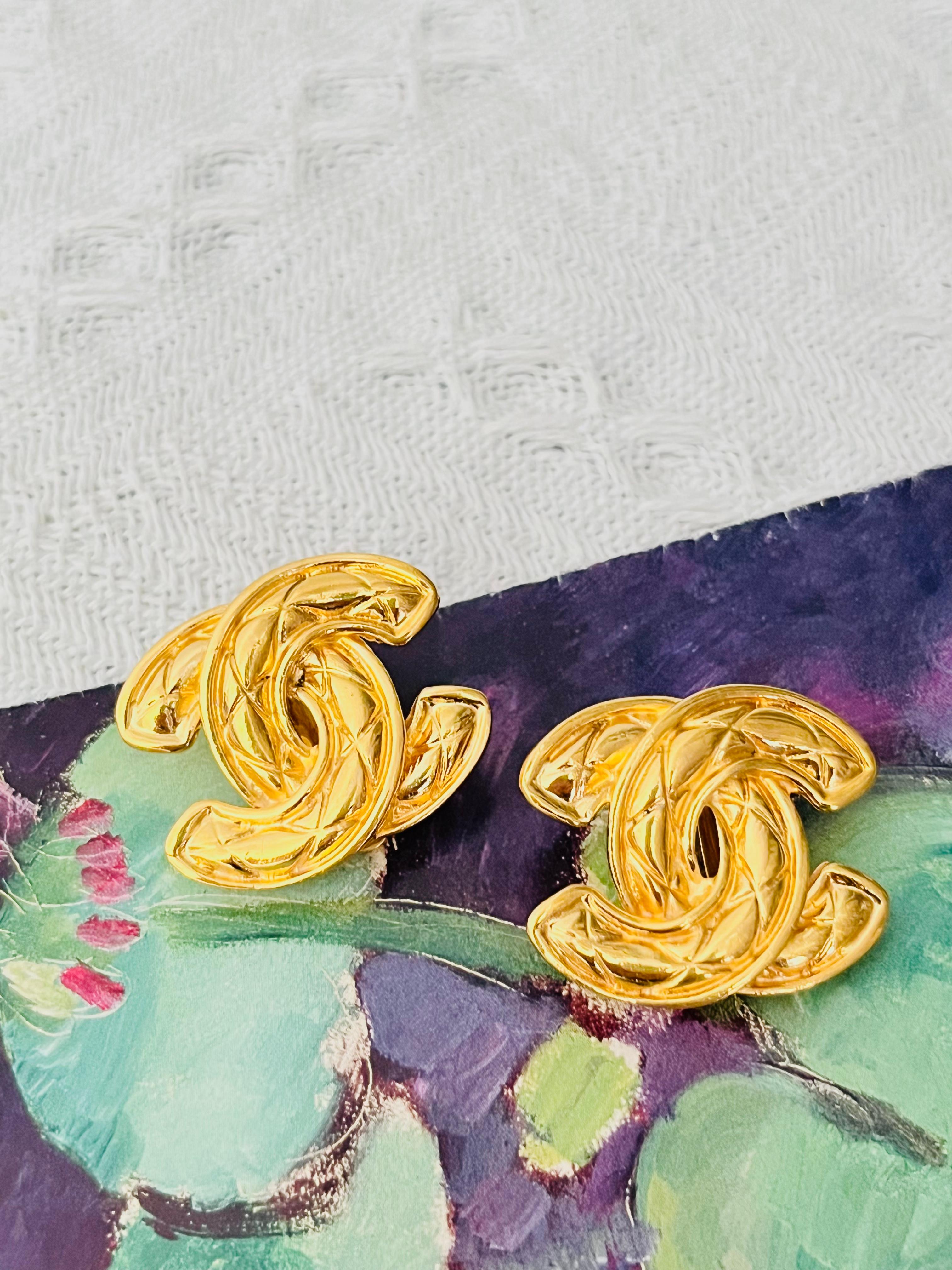 Women's or Men's Chanel Vintage 1990s Large Iconic Matelassé Quilted Logo CC Coco Clip Earrings For Sale