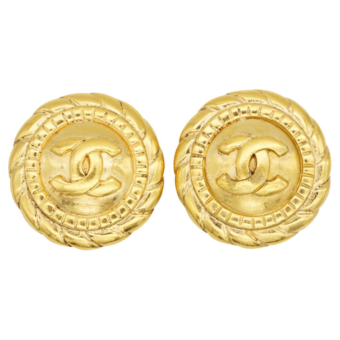 Chanel Vintage 1990s Unisex Textured Large Logo CC Relief Coco Round Circle Spiral Rope Modernist Elegant Chunky Clip Earrings, Gold Plated

Very good condition. Light scratches or colour loss at one earring, barely noticeable. 100% Genuine.

Larger