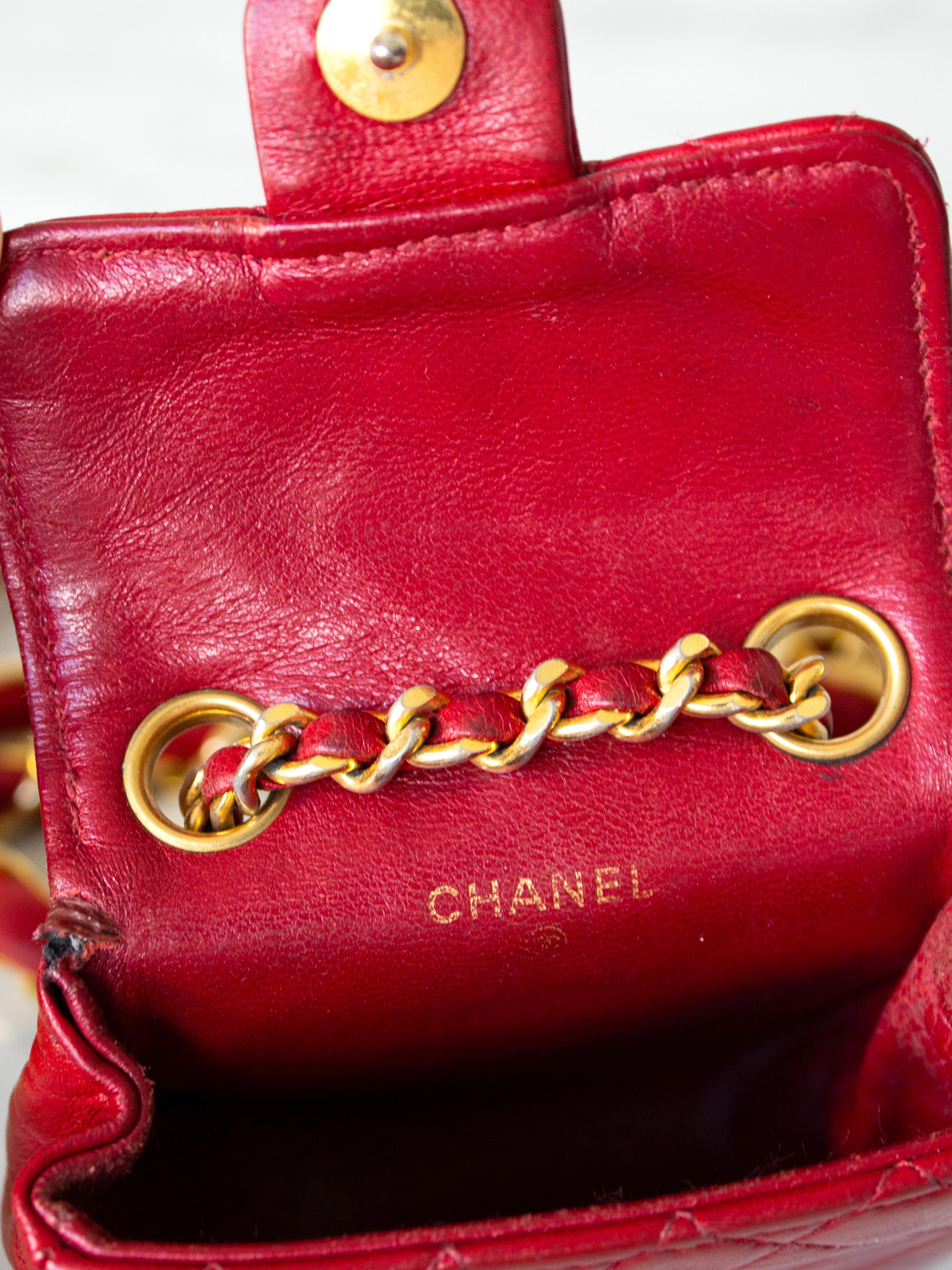 Chanel Vintage 1990er Micro Mini Rot Gold CC Lammfell Leder Taille Gürteltasche im Angebot 11