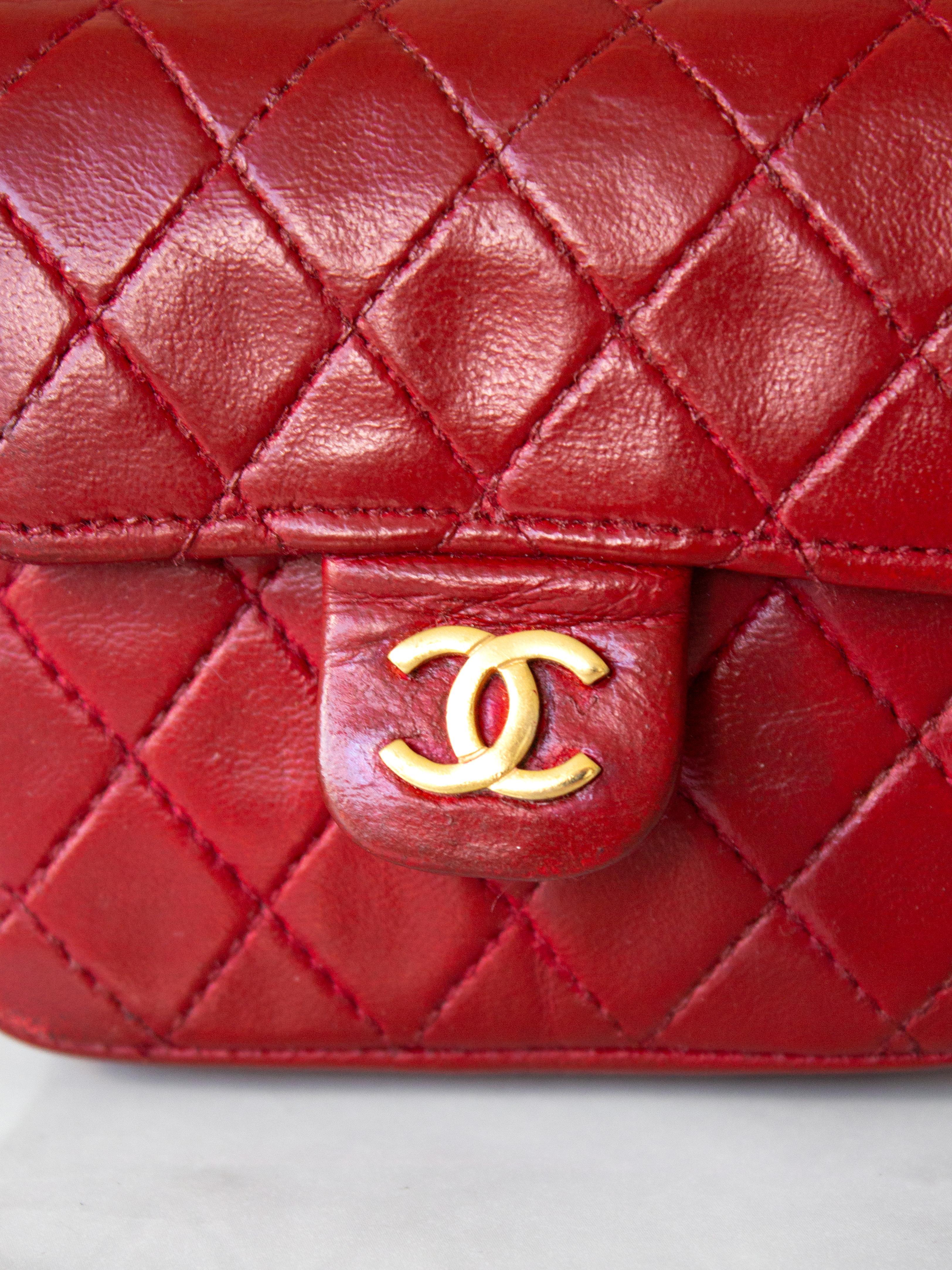 Chanel Vintage 1990er Micro Mini Rot Gold CC Lammfell Leder Taille Gürteltasche im Angebot 2