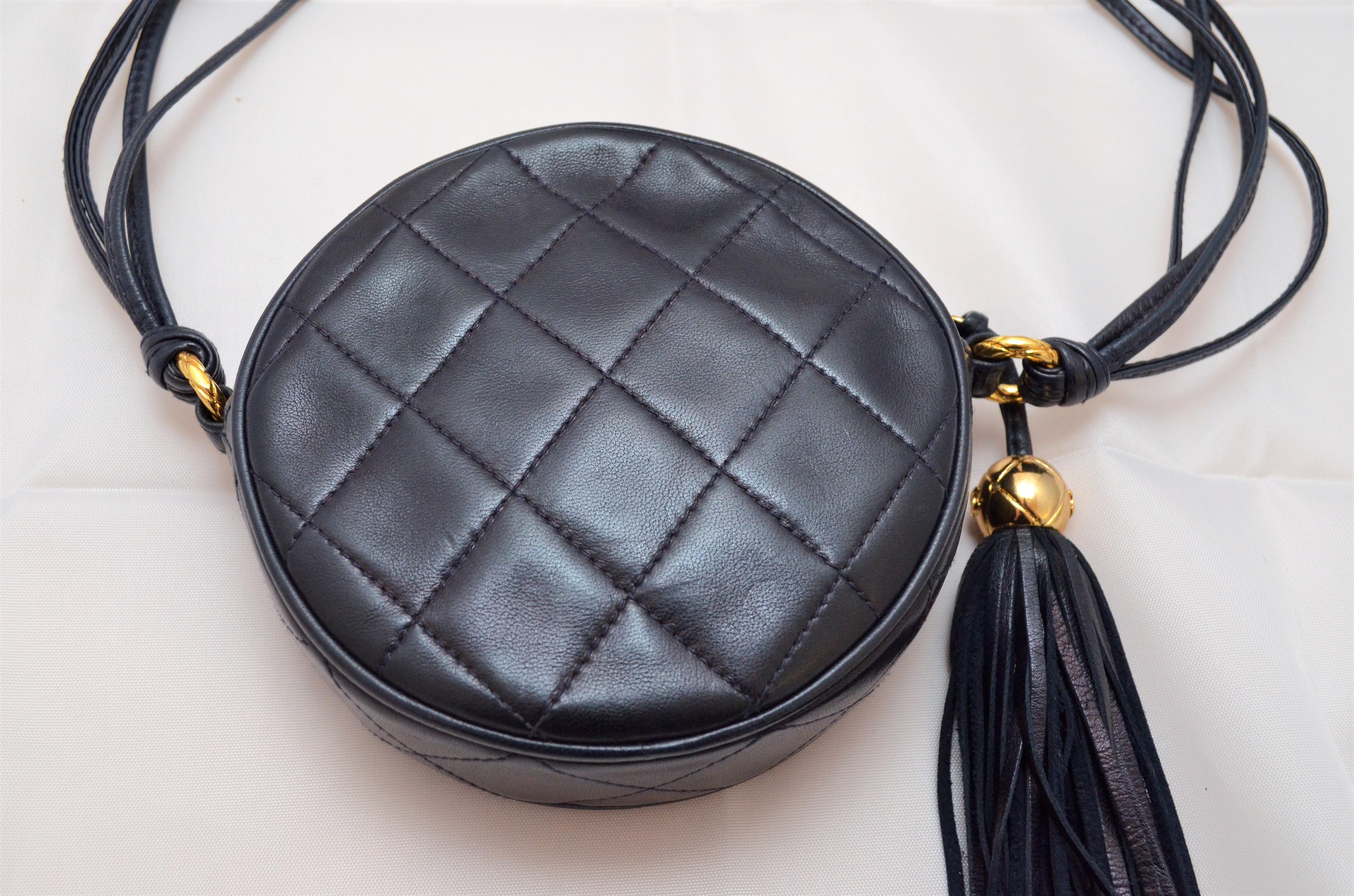 Chanel Vintage 1990's Navy Leather Circle Crossbody Bag In Good Condition In Carmel, CA