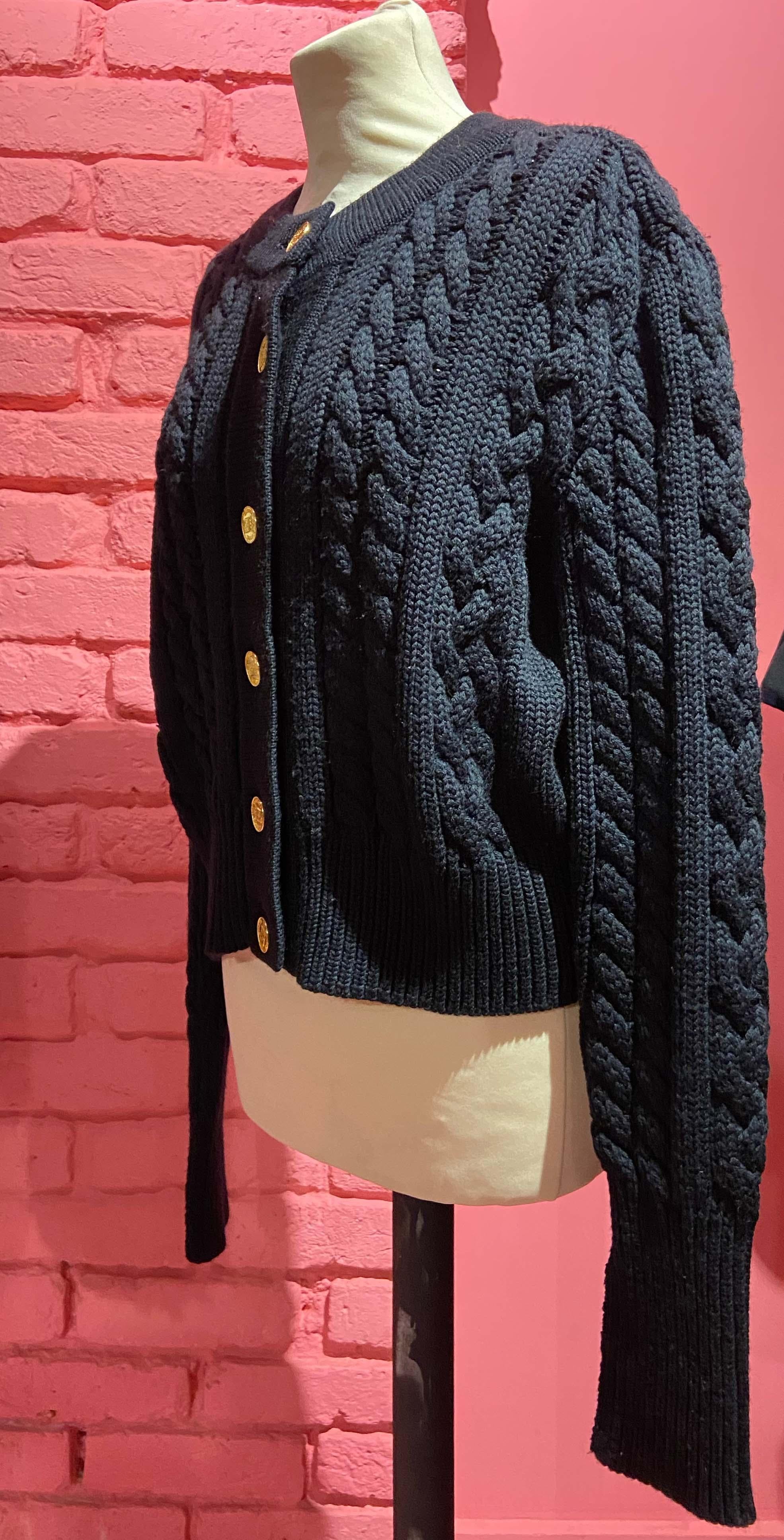 Rebeca vintage Chanel de punto de lana azul marino con cuello redondo, punto de canalé en toda la prenda y botones dorados 